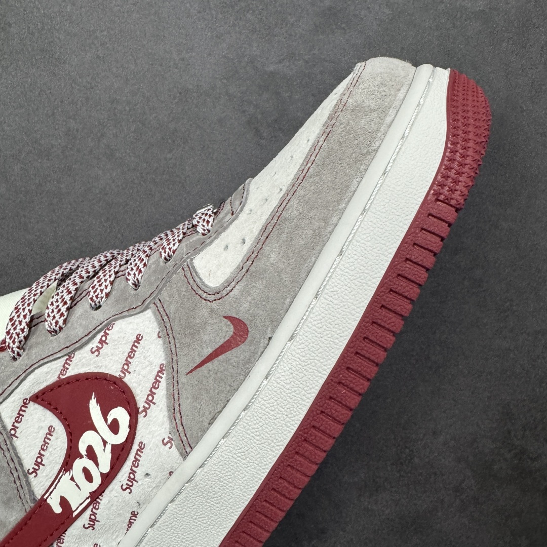 图片[5]-【定制版】马年联名重磅登场 AIR FORCE 1 灰红白三色拼接打造复古氛围，满印Supreme Logo强化联名辨识度，侧身“2026”与马形图案点明马年主题，金属挂饰为鞋身注入精致感。经典Air Force 1鞋型搭载Air缓震科技，兼顾潮流属性与穿着体验，是新年收藏、穿搭的双选好物。 货号：JP2026-132 尺码：36 36.5 37.5 38 38.5 39 40 40.5 41 42 42.5 43 44 44.5 45-选品中心