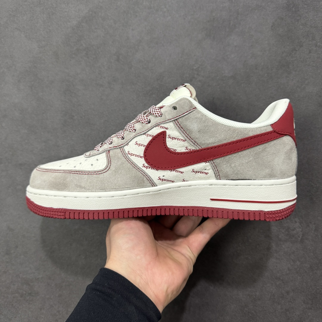 图片[2]-【定制版】马年联名重磅登场 AIR FORCE 1 灰红白三色拼接打造复古氛围，满印Supreme Logo强化联名辨识度，侧身“2026”与马形图案点明马年主题，金属挂饰为鞋身注入精致感。经典Air Force 1鞋型搭载Air缓震科技，兼顾潮流属性与穿着体验，是新年收藏、穿搭的双选好物。 货号：JP2026-132 尺码：36 36.5 37.5 38 38.5 39 40 40.5 41 42 42.5 43 44 44.5 45-选品中心