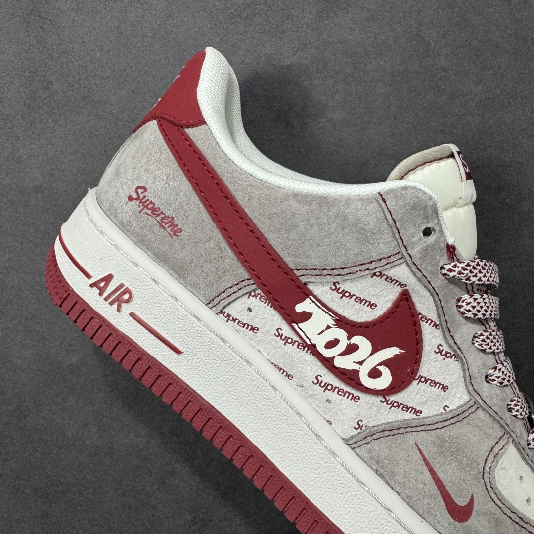 图片[6]-【定制版】马年联名重磅登场 AIR FORCE 1 灰红白三色拼接打造复古氛围，满印Supreme Logo强化联名辨识度，侧身“2026”与马形图案点明马年主题，金属挂饰为鞋身注入精致感。经典Air Force 1鞋型搭载Air缓震科技，兼顾潮流属性与穿着体验，是新年收藏、穿搭的双选好物。 货号：JP2026-132 尺码：36 36.5 37.5 38 38.5 39 40 40.5 41 42 42.5 43 44 44.5 45-选品中心