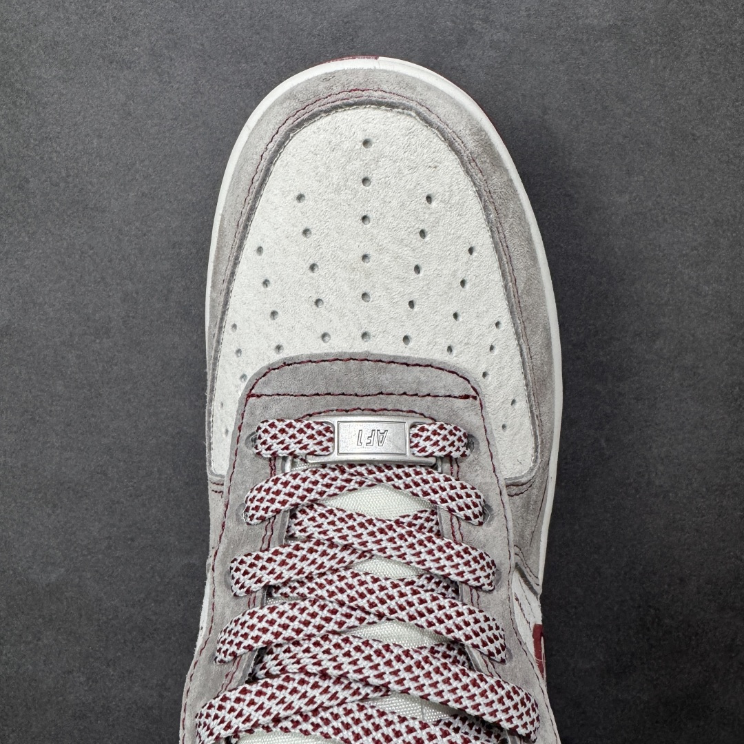 图片[8]-【定制版】马年联名重磅登场 AIR FORCE 1 灰红白三色拼接打造复古氛围，满印Supreme Logo强化联名辨识度，侧身“2026”与马形图案点明马年主题，金属挂饰为鞋身注入精致感。经典Air Force 1鞋型搭载Air缓震科技，兼顾潮流属性与穿着体验，是新年收藏、穿搭的双选好物。 货号：JP2026-132 尺码：36 36.5 37.5 38 38.5 39 40 40.5 41 42 42.5 43 44 44.5 45-选品中心