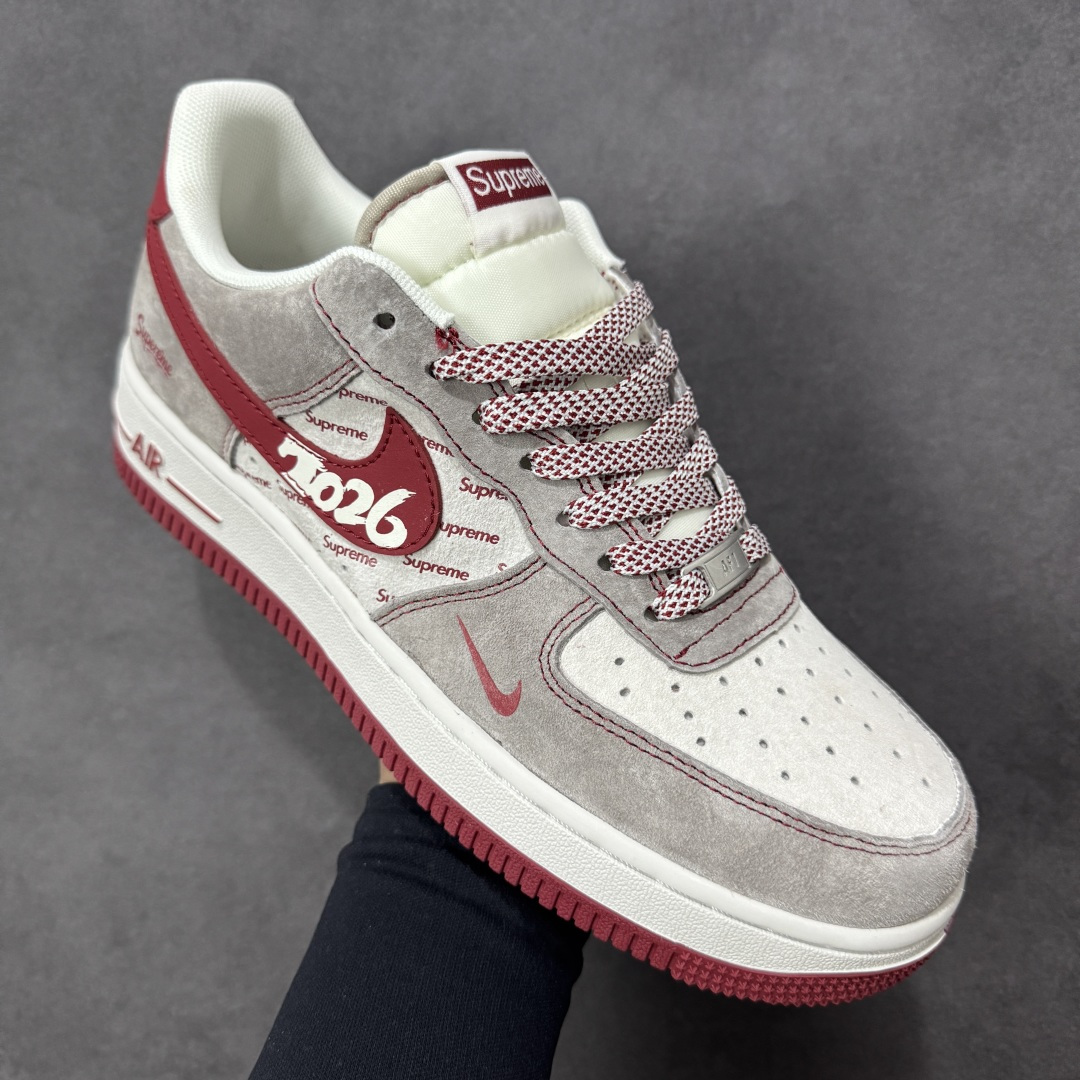 图片[3]-【定制版】马年联名重磅登场 AIR FORCE 1 灰红白三色拼接打造复古氛围，满印Supreme Logo强化联名辨识度，侧身“2026”与马形图案点明马年主题，金属挂饰为鞋身注入精致感。经典Air Force 1鞋型搭载Air缓震科技，兼顾潮流属性与穿着体验，是新年收藏、穿搭的双选好物。 货号：JP2026-132 尺码：36 36.5 37.5 38 38.5 39 40 40.5 41 42 42.5 43 44 44.5 45-选品中心