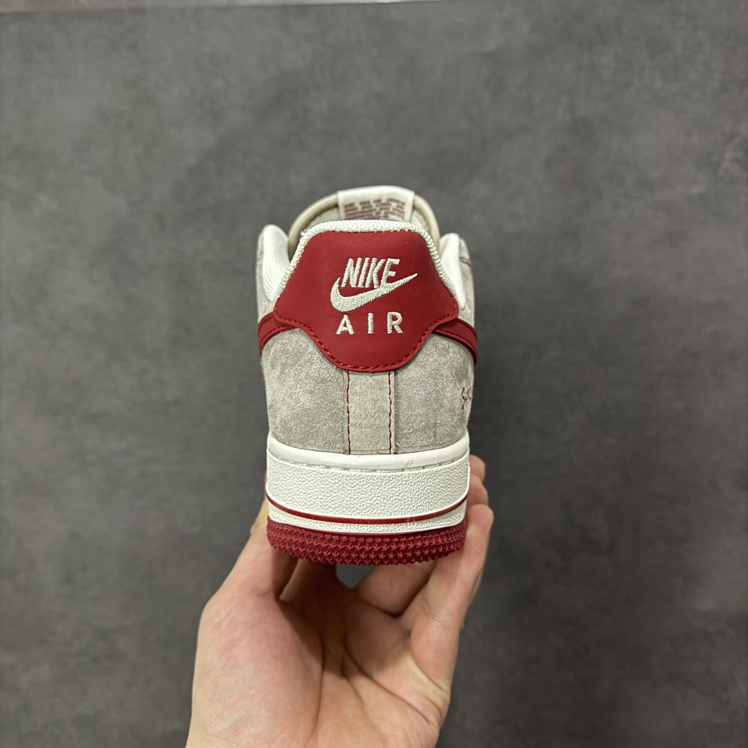 图片[4]-【定制版】马年联名重磅登场 AIR FORCE 1 灰红白三色拼接打造复古氛围，满印Supreme Logo强化联名辨识度，侧身“2026”与马形图案点明马年主题，金属挂饰为鞋身注入精致感。经典Air Force 1鞋型搭载Air缓震科技，兼顾潮流属性与穿着体验，是新年收藏、穿搭的双选好物。 货号：JP2026-132 尺码：36 36.5 37.5 38 38.5 39 40 40.5 41 42 42.5 43 44 44.5 45-选品中心