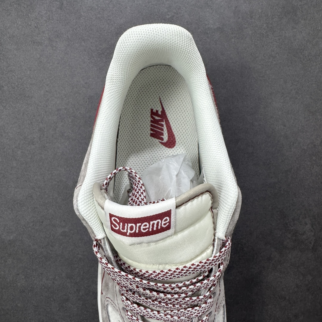 图片[7]-【定制版】马年联名重磅登场 AIR FORCE 1 灰红白三色拼接打造复古氛围，满印Supreme Logo强化联名辨识度，侧身“2026”与马形图案点明马年主题，金属挂饰为鞋身注入精致感。经典Air Force 1鞋型搭载Air缓震科技，兼顾潮流属性与穿着体验，是新年收藏、穿搭的双选好物。 货号：JP2026-132 尺码：36 36.5 37.5 38 38.5 39 40 40.5 41 42 42.5 43 44 44.5 45-选品中心