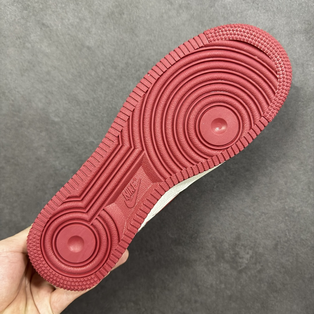 图片[9]-【定制版】马年联名重磅登场 AIR FORCE 1 灰红白三色拼接打造复古氛围，满印Supreme Logo强化联名辨识度，侧身“2026”与马形图案点明马年主题，金属挂饰为鞋身注入精致感。经典Air Force 1鞋型搭载Air缓震科技，兼顾潮流属性与穿着体验，是新年收藏、穿搭的双选好物。 货号：JP2026-132 尺码：36 36.5 37.5 38 38.5 39 40 40.5 41 42 42.5 43 44 44.5 45-选品中心