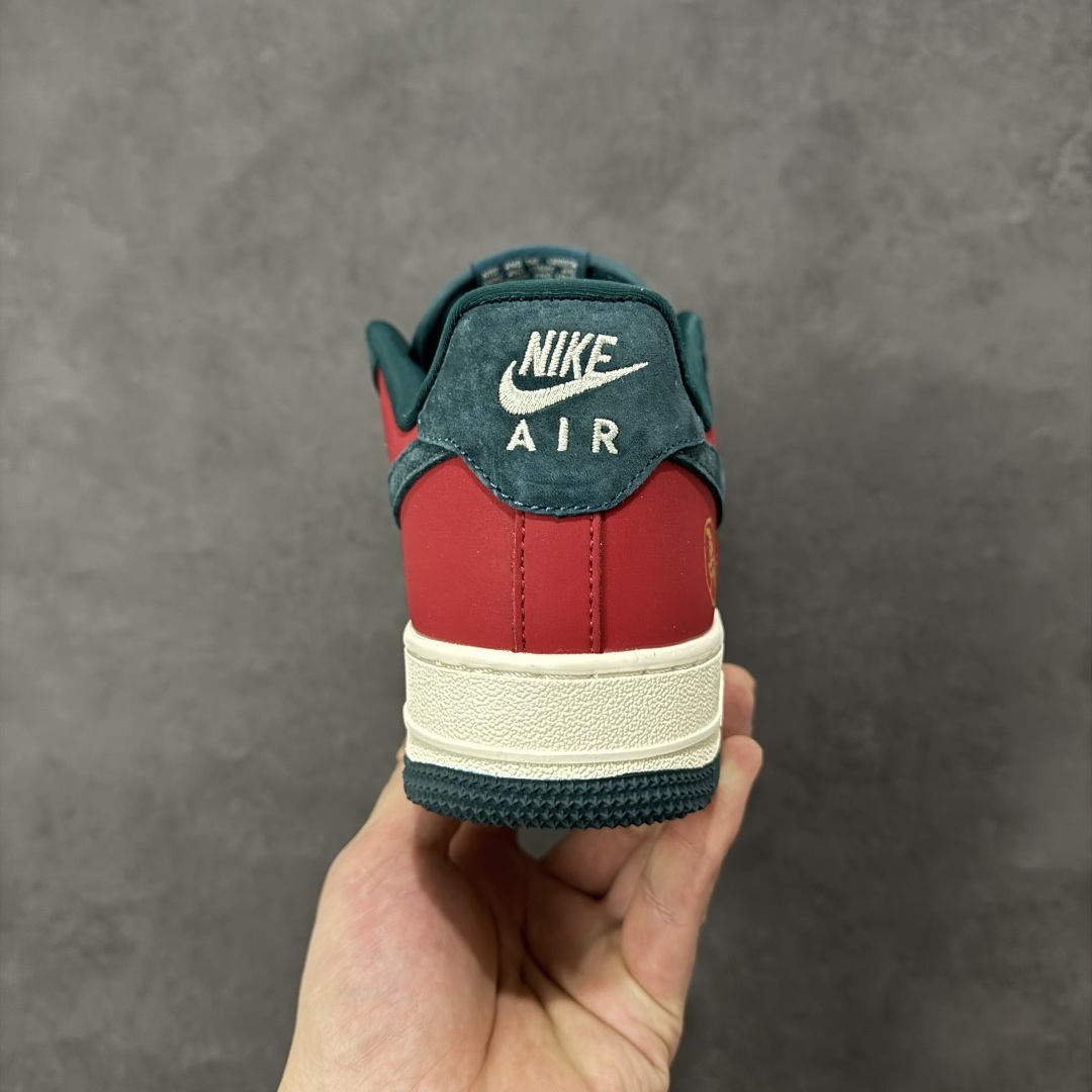 图片[4]-【定制版】国潮马年惊喜上线 AIR FORCE 1 红黑白撞色演绎国风美学，鞋身马形烫金印花与挂饰呼应2026生肖主题，细节处暗藏中式吉祥寓意。皮革与麂皮拼接提升质感，Air气垫底保障日常舒适，既能适配新年红装，也能点亮街头造型，是兼具文化氛围与潮流属性的年度鞋款。 货号：HT5088-622 尺码：36 36.5 37.5 38 38.5 39 40 40.5 41 42 42.5 43 44 44.5 45-选品中心