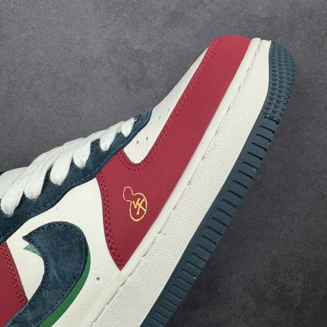 图片[5]-【定制版】国潮马年惊喜上线 AIR FORCE 1 红黑白撞色演绎国风美学，鞋身马形烫金印花与挂饰呼应2026生肖主题，细节处暗藏中式吉祥寓意。皮革与麂皮拼接提升质感，Air气垫底保障日常舒适，既能适配新年红装，也能点亮街头造型，是兼具文化氛围与潮流属性的年度鞋款。 货号：HT5088-622 尺码：36 36.5 37.5 38 38.5 39 40 40.5 41 42 42.5 43 44 44.5 45-选品中心