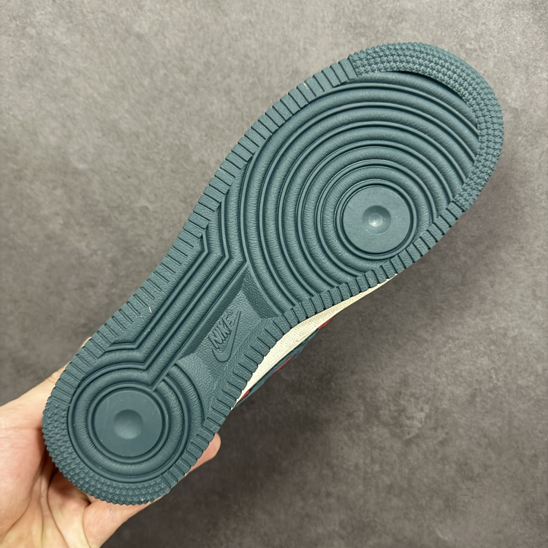 图片[9]-【定制版】国潮马年惊喜上线 AIR FORCE 1 红黑白撞色演绎国风美学，鞋身马形烫金印花与挂饰呼应2026生肖主题，细节处暗藏中式吉祥寓意。皮革与麂皮拼接提升质感，Air气垫底保障日常舒适，既能适配新年红装，也能点亮街头造型，是兼具文化氛围与潮流属性的年度鞋款。 货号：HT5088-622 尺码：36 36.5 37.5 38 38.5 39 40 40.5 41 42 42.5 43 44 44.5 45-选品中心