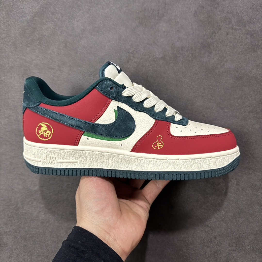 【定制版】国潮马年惊喜上线 AIR FORCE 1 红黑白撞色演绎国风美学，鞋身马形烫金印花与挂饰呼应2026生肖主题，细节处暗藏中式吉祥寓意。皮革与麂皮拼接提升质感，Air气垫底保障日常舒适，既能适配新年红装，也能点亮街头造型，是兼具文化氛围与潮流属性的年度鞋款。 货号：HT5088-622 尺码：36 36.5 37.5 38 38.5 39 40 40.5 41 42 42.5 43 44 44.5 45-选品中心