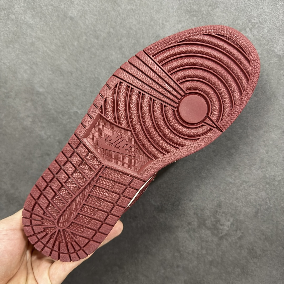 图片[9]-【定制版】2026新款定制限量发售❗️高端定制Air Jordan 1 Low AJ1 乔1“马年限定联名——米白酒红” – 米白与酒红的复古撞色，搭配细腻暗纹鞋面，鞋身Supreme Logo点明联名身份；后跟金色“马”字刺绣+萌趣小马挂饰，专属马年仪式感直接拉满。 #定制鞋盒 高端定制 低帮休闲板鞋 定制鞋盒 大厂纯原品质出货 超高清洁度 皮料切割干净无任何毛边 细节完美 货号：LD8888-014 尺码：36 36.5 37.5 38 38.5 39 40 40.5 41 42 42.5 43 44 44.5 45-选品中心