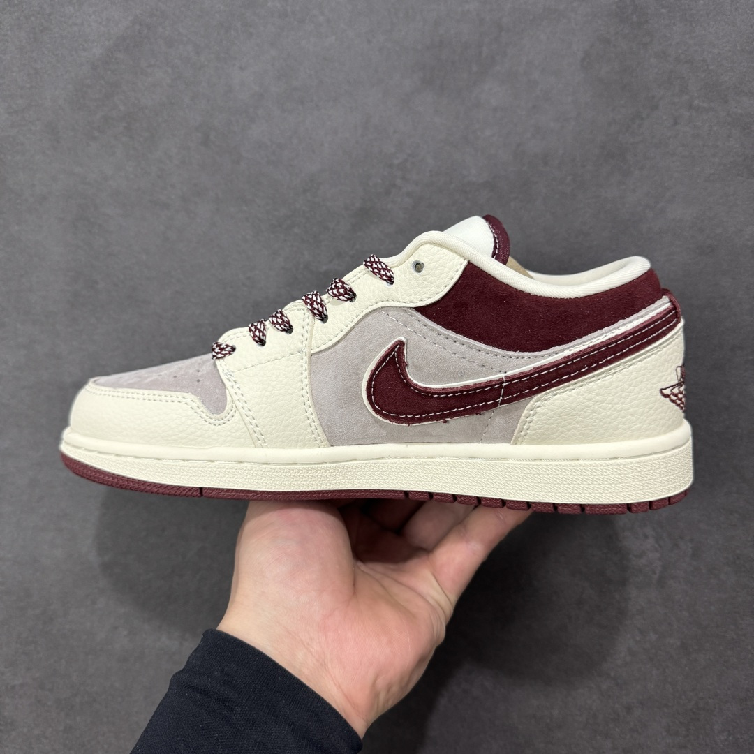 图片[2]-【定制版】2026新款定制限量发售❗️高端定制Air Jordan 1 Low AJ1 乔1“马年限定联名——米白酒红” – 米白与酒红的复古撞色，搭配细腻暗纹鞋面，鞋身Supreme Logo点明联名身份；后跟金色“马”字刺绣+萌趣小马挂饰，专属马年仪式感直接拉满。 #定制鞋盒 高端定制 低帮休闲板鞋 定制鞋盒 大厂纯原品质出货 超高清洁度 皮料切割干净无任何毛边 细节完美 货号：LD8888-014 尺码：36 36.5 37.5 38 38.5 39 40 40.5 41 42 42.5 43 44 44.5 45-选品中心