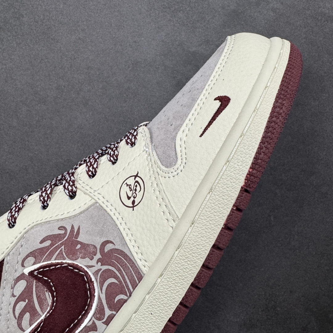 图片[5]-【定制版】2026新款定制限量发售❗️高端定制Air Jordan 1 Low AJ1 乔1“马年限定联名——米白酒红” – 米白与酒红的复古撞色，搭配细腻暗纹鞋面，鞋身Supreme Logo点明联名身份；后跟金色“马”字刺绣+萌趣小马挂饰，专属马年仪式感直接拉满。 #定制鞋盒 高端定制 低帮休闲板鞋 定制鞋盒 大厂纯原品质出货 超高清洁度 皮料切割干净无任何毛边 细节完美 货号：LD8888-014 尺码：36 36.5 37.5 38 38.5 39 40 40.5 41 42 42.5 43 44 44.5 45-选品中心
