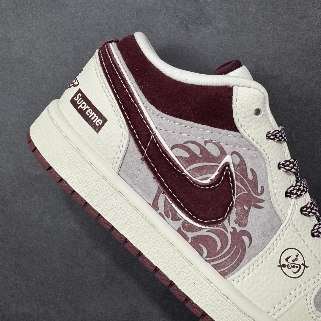 图片[6]-【定制版】2026新款定制限量发售❗️高端定制Air Jordan 1 Low AJ1 乔1“马年限定联名——米白酒红” – 米白与酒红的复古撞色，搭配细腻暗纹鞋面，鞋身Supreme Logo点明联名身份；后跟金色“马”字刺绣+萌趣小马挂饰，专属马年仪式感直接拉满。 #定制鞋盒 高端定制 低帮休闲板鞋 定制鞋盒 大厂纯原品质出货 超高清洁度 皮料切割干净无任何毛边 细节完美 货号：LD8888-014 尺码：36 36.5 37.5 38 38.5 39 40 40.5 41 42 42.5 43 44 44.5 45-选品中心