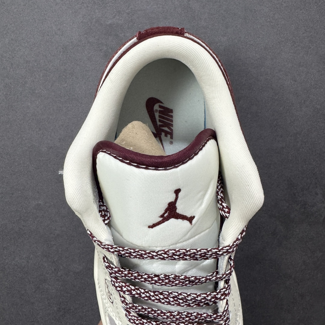 图片[7]-【定制版】2026新款定制限量发售❗️高端定制Air Jordan 1 Low AJ1 乔1“马年限定联名——米白酒红” – 米白与酒红的复古撞色，搭配细腻暗纹鞋面，鞋身Supreme Logo点明联名身份；后跟金色“马”字刺绣+萌趣小马挂饰，专属马年仪式感直接拉满。 #定制鞋盒 高端定制 低帮休闲板鞋 定制鞋盒 大厂纯原品质出货 超高清洁度 皮料切割干净无任何毛边 细节完美 货号：LD8888-014 尺码：36 36.5 37.5 38 38.5 39 40 40.5 41 42 42.5 43 44 44.5 45-选品中心