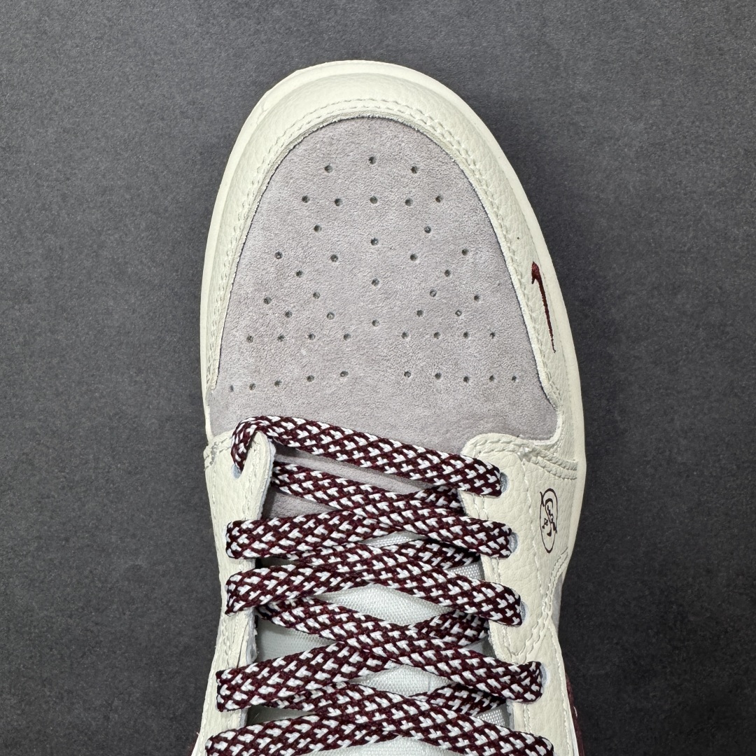 图片[8]-【定制版】2026新款定制限量发售❗️高端定制Air Jordan 1 Low AJ1 乔1“马年限定联名——米白酒红” – 米白与酒红的复古撞色，搭配细腻暗纹鞋面，鞋身Supreme Logo点明联名身份；后跟金色“马”字刺绣+萌趣小马挂饰，专属马年仪式感直接拉满。 #定制鞋盒 高端定制 低帮休闲板鞋 定制鞋盒 大厂纯原品质出货 超高清洁度 皮料切割干净无任何毛边 细节完美 货号：LD8888-014 尺码：36 36.5 37.5 38 38.5 39 40 40.5 41 42 42.5 43 44 44.5 45-选品中心