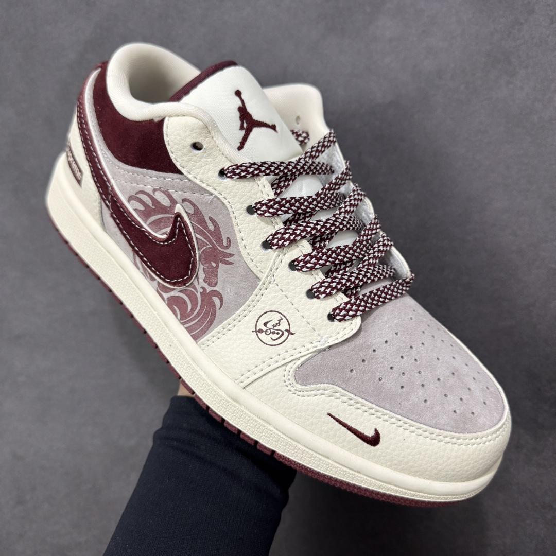 图片[3]-【定制版】2026新款定制限量发售❗️高端定制Air Jordan 1 Low AJ1 乔1“马年限定联名——米白酒红” – 米白与酒红的复古撞色，搭配细腻暗纹鞋面，鞋身Supreme Logo点明联名身份；后跟金色“马”字刺绣+萌趣小马挂饰，专属马年仪式感直接拉满。 #定制鞋盒 高端定制 低帮休闲板鞋 定制鞋盒 大厂纯原品质出货 超高清洁度 皮料切割干净无任何毛边 细节完美 货号：LD8888-014 尺码：36 36.5 37.5 38 38.5 39 40 40.5 41 42 42.5 43 44 44.5 45-选品中心