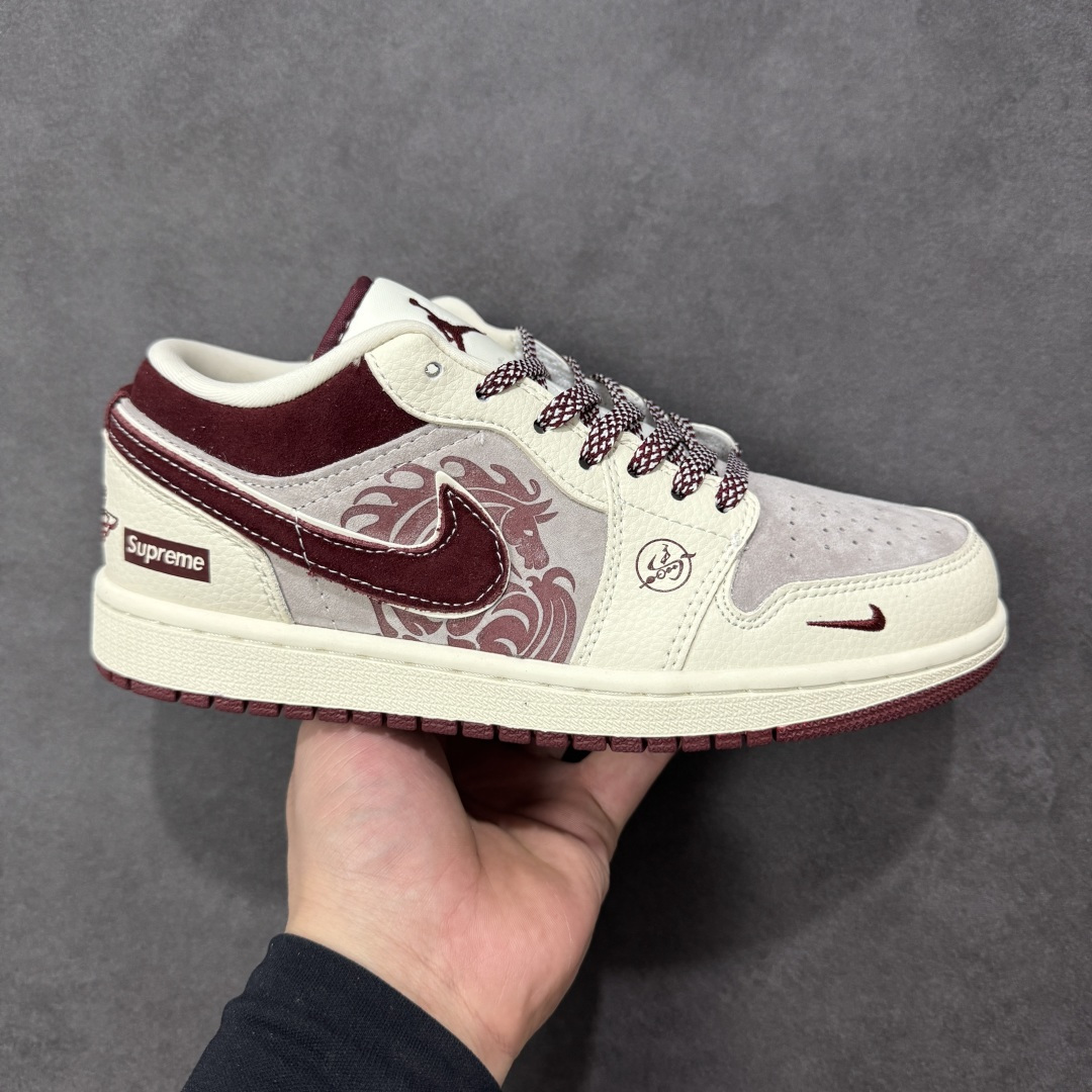 【定制版】2026新款定制限量发售❗️高端定制Air Jordan 1 Low AJ1 乔1“马年限定联名------米白酒红” - 米白与酒红的复古撞色,搭配细腻暗纹鞋面,鞋身Supreme Logo点明联名身份;后跟金色“马”字刺绣+萌趣小马挂饰,专属马年仪式感直接拉满。 #定制鞋盒 高端定制 低帮休闲板鞋 定制鞋盒 大厂纯原品质出货 超高清洁度 皮料切割干净无任何毛边 细节完美 货号:LD8888-014 尺码:36 36.5 37.5 38 38.5 39 40 40.5 41 42 42.5 43 44 44.5 45-选品中心