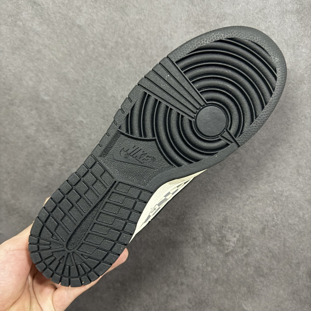 图片[9]-【定制版】Nike SB Dunk Low“斯图西联名限定——白黑双钩爱心”- 米白色荔枝纹皮革鞋面，搭配浅灰棋盘格拼接，经典Stüssy Logo刺绣点缀后跟，黑勾与黑底形成视觉呼应，细节里全是潮牌DNA。 #高端定制 低帮休闲板鞋 定制鞋盒 大厂纯原品质出货 超高清洁度 皮料切割干净无任何毛边 细节完美 货号： TX1688-021 尺码： 36 36.5 37.5 38 38.5 39 40 40.5 41 42 42.5 43 44 44.5 45-选品中心
