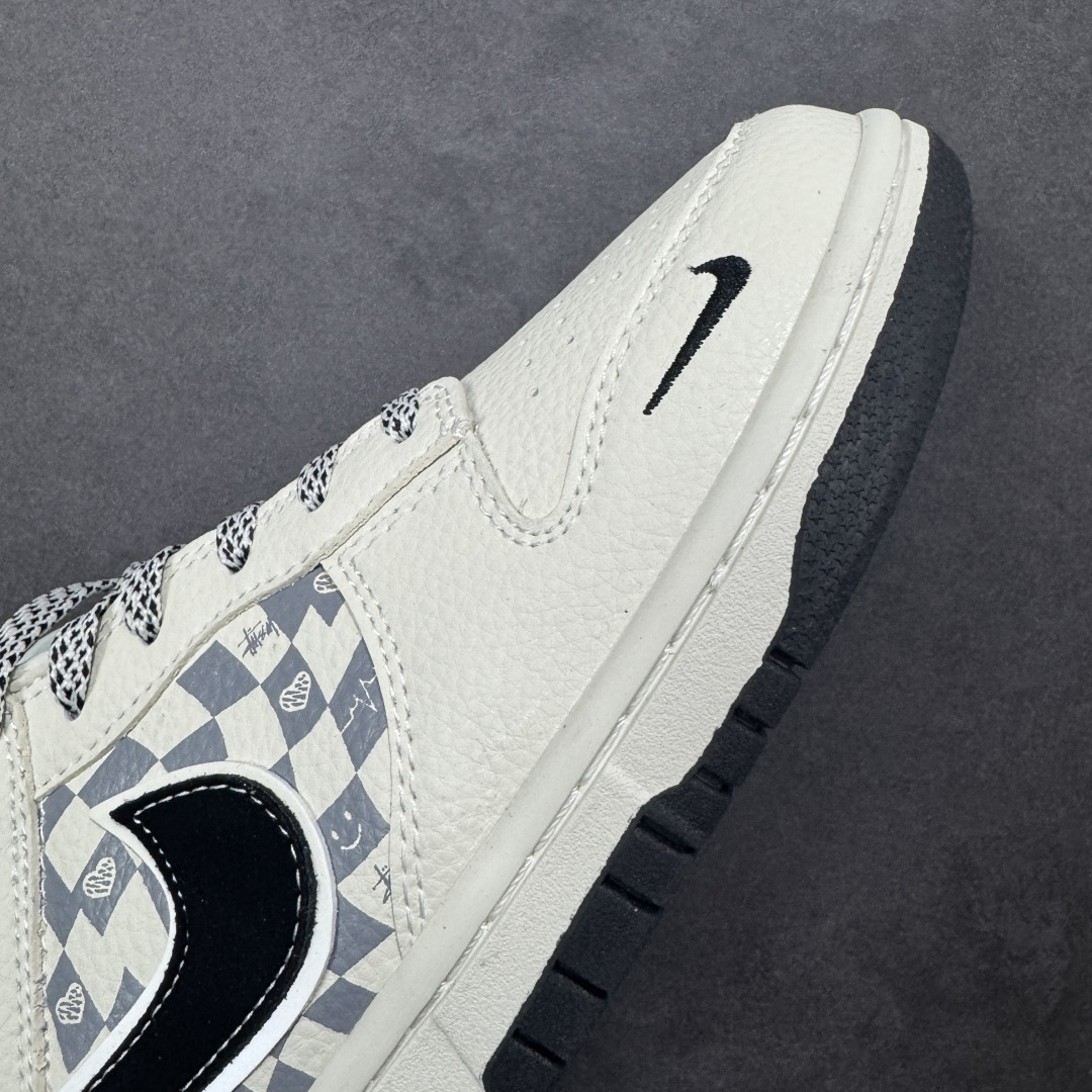 图片[5]-【定制版】Nike SB Dunk Low“斯图西联名限定——白黑双钩爱心”- 米白色荔枝纹皮革鞋面，搭配浅灰棋盘格拼接，经典Stüssy Logo刺绣点缀后跟，黑勾与黑底形成视觉呼应，细节里全是潮牌DNA。 #高端定制 低帮休闲板鞋 定制鞋盒 大厂纯原品质出货 超高清洁度 皮料切割干净无任何毛边 细节完美 货号： TX1688-021 尺码： 36 36.5 37.5 38 38.5 39 40 40.5 41 42 42.5 43 44 44.5 45-选品中心