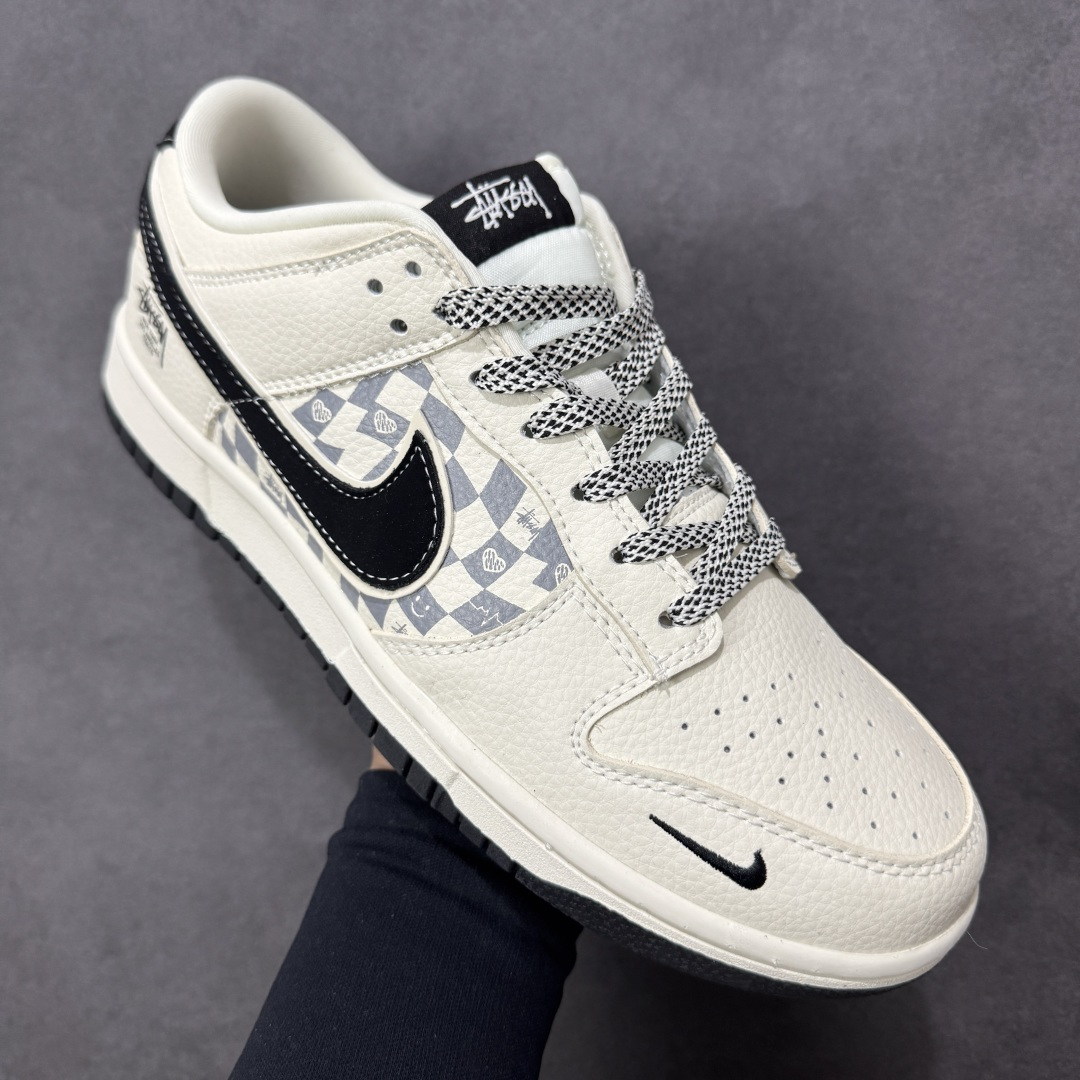 图片[3]-【定制版】Nike SB Dunk Low“斯图西联名限定——白黑双钩爱心”- 米白色荔枝纹皮革鞋面，搭配浅灰棋盘格拼接，经典Stüssy Logo刺绣点缀后跟，黑勾与黑底形成视觉呼应，细节里全是潮牌DNA。 #高端定制 低帮休闲板鞋 定制鞋盒 大厂纯原品质出货 超高清洁度 皮料切割干净无任何毛边 细节完美 货号： TX1688-021 尺码： 36 36.5 37.5 38 38.5 39 40 40.5 41 42 42.5 43 44 44.5 45-选品中心