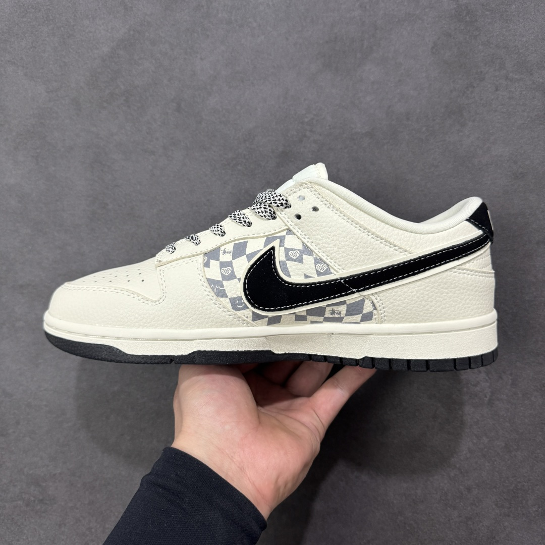 图片[2]-【定制版】Nike SB Dunk Low“斯图西联名限定——白黑双钩爱心”- 米白色荔枝纹皮革鞋面，搭配浅灰棋盘格拼接，经典Stüssy Logo刺绣点缀后跟，黑勾与黑底形成视觉呼应，细节里全是潮牌DNA。 #高端定制 低帮休闲板鞋 定制鞋盒 大厂纯原品质出货 超高清洁度 皮料切割干净无任何毛边 细节完美 货号： TX1688-021 尺码： 36 36.5 37.5 38 38.5 39 40 40.5 41 42 42.5 43 44 44.5 45-选品中心
