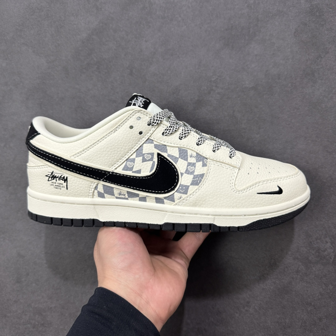 【定制版】Nike SB Dunk Low“斯图西联名限定------白黑双钩爱心”- 米白色荔枝纹皮革鞋面，搭配浅灰棋盘格拼接，经典Stüssy Logo刺绣点缀后跟，黑勾与黑底形成视觉呼应，细节里全是潮牌DNA。 #高端定制 低帮休闲板鞋 定制鞋盒 大厂纯原品质出货 超高清洁度 皮料切割干净无任何毛边 细节完美 货号： TX1688-021 尺码： 36 36.5 37.5 38 38.5 39 40 40.5 41 42 42.5 43 44 44.5 45-选品中心