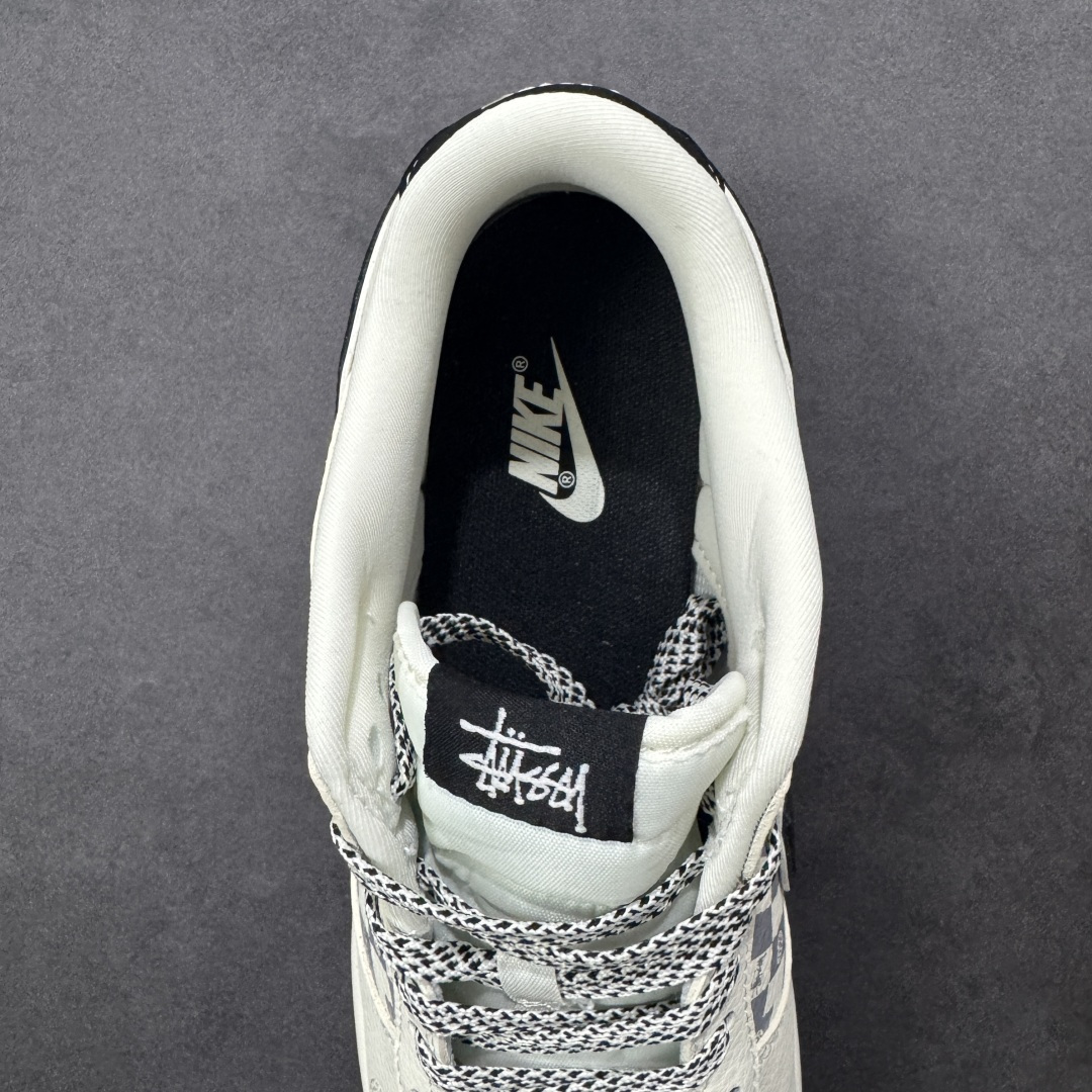 图片[7]-【定制版】Nike SB Dunk Low“斯图西联名限定——白黑双钩爱心”- 米白色荔枝纹皮革鞋面，搭配浅灰棋盘格拼接，经典Stüssy Logo刺绣点缀后跟，黑勾与黑底形成视觉呼应，细节里全是潮牌DNA。 #高端定制 低帮休闲板鞋 定制鞋盒 大厂纯原品质出货 超高清洁度 皮料切割干净无任何毛边 细节完美 货号： TX1688-021 尺码： 36 36.5 37.5 38 38.5 39 40 40.5 41 42 42.5 43 44 44.5 45-选品中心