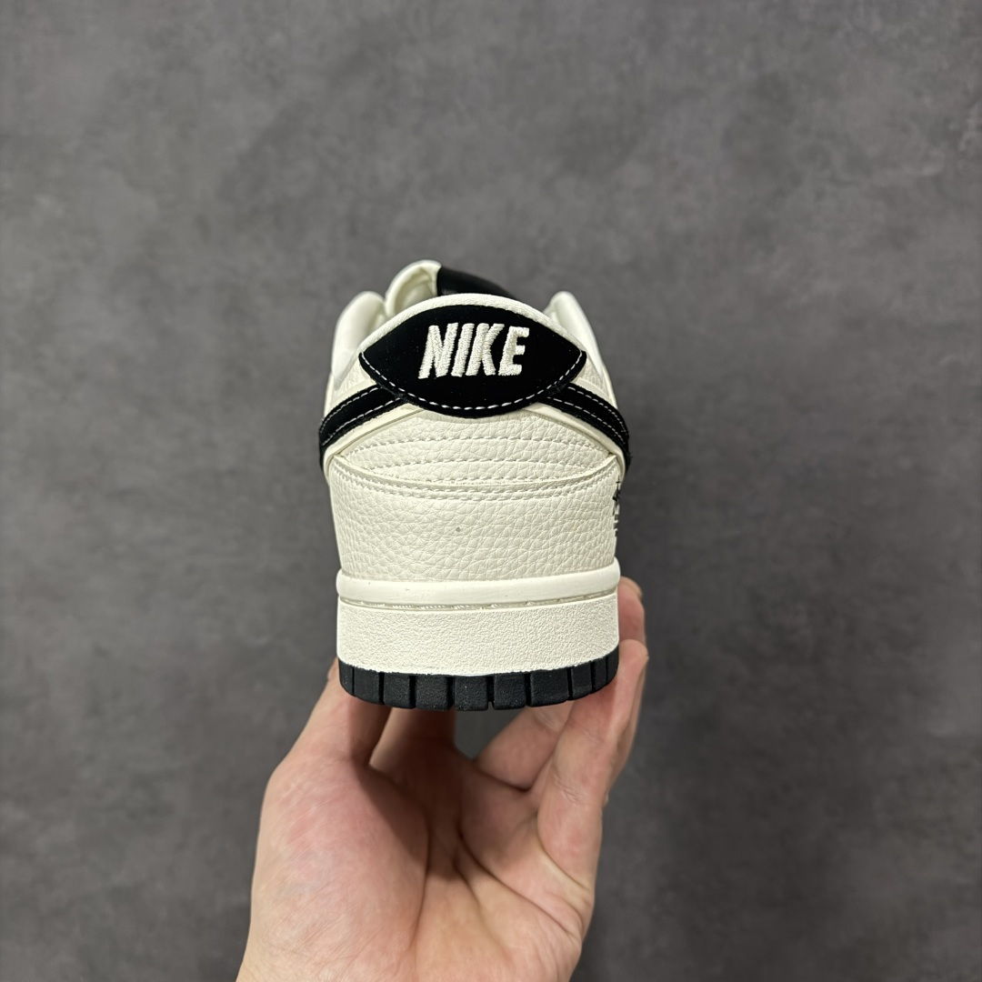 图片[4]-【定制版】Nike SB Dunk Low“斯图西联名限定——白黑双钩爱心”- 米白色荔枝纹皮革鞋面，搭配浅灰棋盘格拼接，经典Stüssy Logo刺绣点缀后跟，黑勾与黑底形成视觉呼应，细节里全是潮牌DNA。 #高端定制 低帮休闲板鞋 定制鞋盒 大厂纯原品质出货 超高清洁度 皮料切割干净无任何毛边 细节完美 货号： TX1688-021 尺码： 36 36.5 37.5 38 38.5 39 40 40.5 41 42 42.5 43 44 44.5 45-选品中心