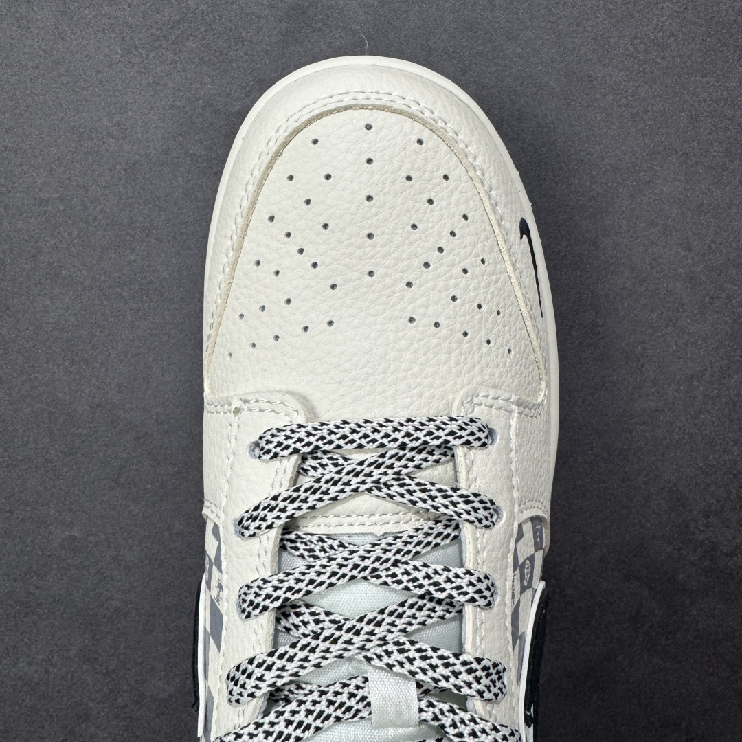 图片[8]-【定制版】Nike SB Dunk Low“斯图西联名限定——白黑双钩爱心”- 米白色荔枝纹皮革鞋面，搭配浅灰棋盘格拼接，经典Stüssy Logo刺绣点缀后跟，黑勾与黑底形成视觉呼应，细节里全是潮牌DNA。 #高端定制 低帮休闲板鞋 定制鞋盒 大厂纯原品质出货 超高清洁度 皮料切割干净无任何毛边 细节完美 货号： TX1688-021 尺码： 36 36.5 37.5 38 38.5 39 40 40.5 41 42 42.5 43 44 44.5 45-选品中心