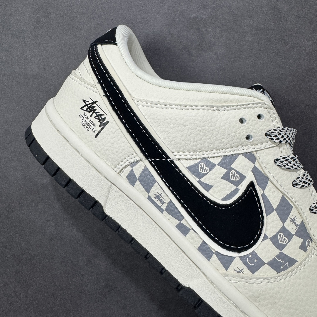 图片[6]-【定制版】Nike SB Dunk Low“斯图西联名限定——白黑双钩爱心”- 米白色荔枝纹皮革鞋面，搭配浅灰棋盘格拼接，经典Stüssy Logo刺绣点缀后跟，黑勾与黑底形成视觉呼应，细节里全是潮牌DNA。 #高端定制 低帮休闲板鞋 定制鞋盒 大厂纯原品质出货 超高清洁度 皮料切割干净无任何毛边 细节完美 货号： TX1688-021 尺码： 36 36.5 37.5 38 38.5 39 40 40.5 41 42 42.5 43 44 44.5 45-选品中心
