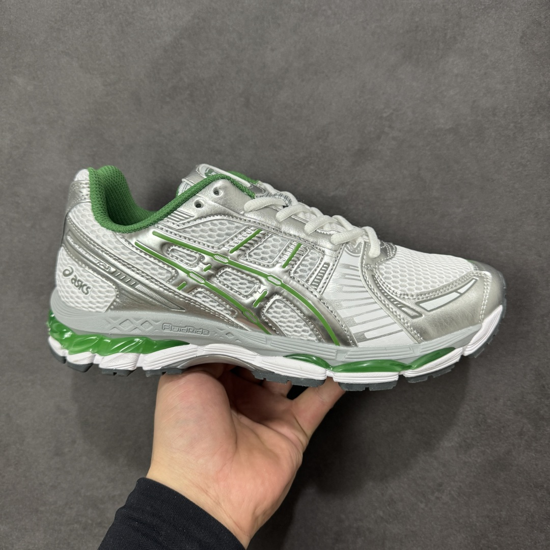 【公司级】AsicsGel-Kayano 12.1 亚瑟士运动休闲透气专业跑鞋 提供出众的稳定性与缓冲 此种置于中底内部的自适应发泡材料 可在每一次冲击后帮助足弓重新定位 强化迈步时的支撑性中底处的另一项升级为FFBLASTTM PLUSECO缓冲科技 此种材料含有约24%的生物基成分 可在每一步中创造绵柔的触地脚感PureGELM科技位干鞋跟底部 柔软度比标准GELM科技高65% 为长跑训练者带来令人惊奇的运动顺畅感 货号： 1203A759-100 尺码： 36 36.5 37.5 38 38.5 39 40 40.5 41.5 42 42.5 43.5 44 45 46-选品中心