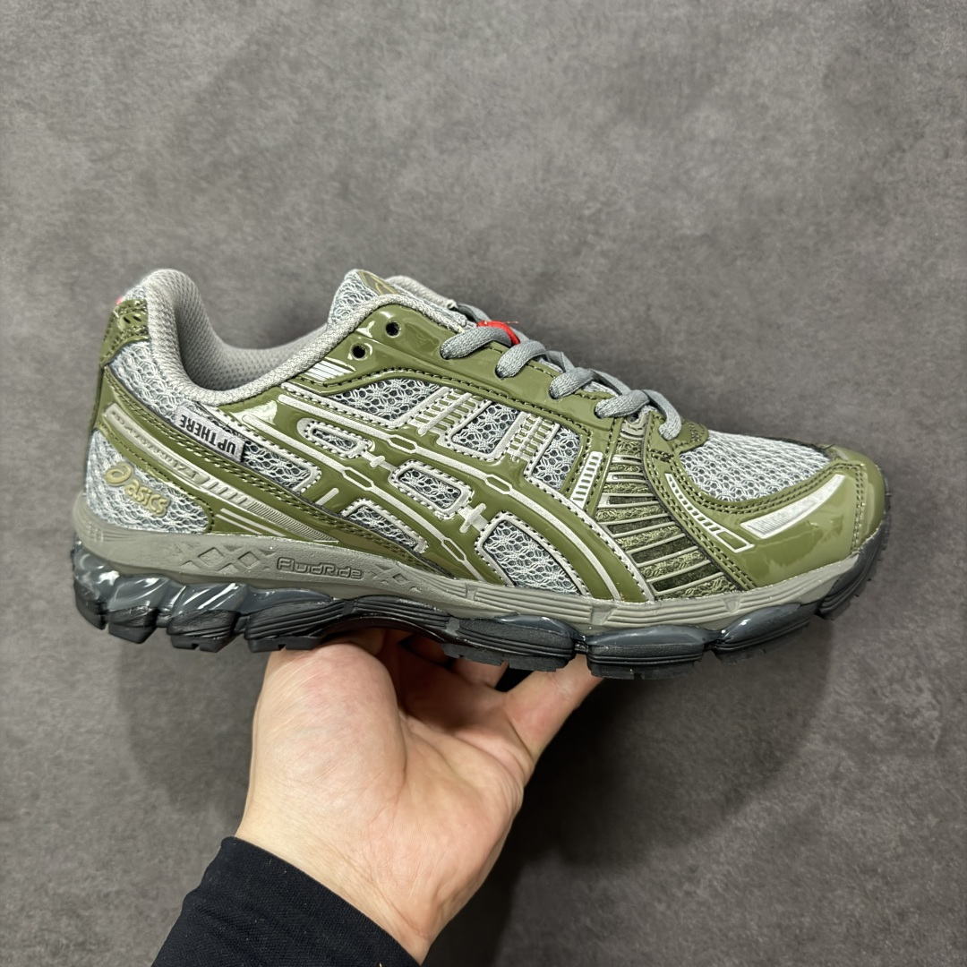 【公司级】AsicsGel-Kayano 12.1 亚瑟士运动休闲透气专业跑鞋 提供出众的稳定性与缓冲 此种置于中底内部的自适应发泡材料 可在每一次冲击后帮助足弓重新定位 强化迈步时的支撑性中底处的另一项升级为FFBLASTTM PLUSECO缓冲科技 此种材料含有约24%的生物基成分 可在每一步中创造绵柔的触地脚感PureGELM科技位干鞋跟底部 柔软度比标准GELM科技高65% 为长跑训练者带来令人惊奇的运动顺畅感 货号： 1203A869-021 尺码： 36 36.5 37.5 38 38.5 39 40 40.5 41.5 42 42.5 43.5 44 45 46 47-选品中心