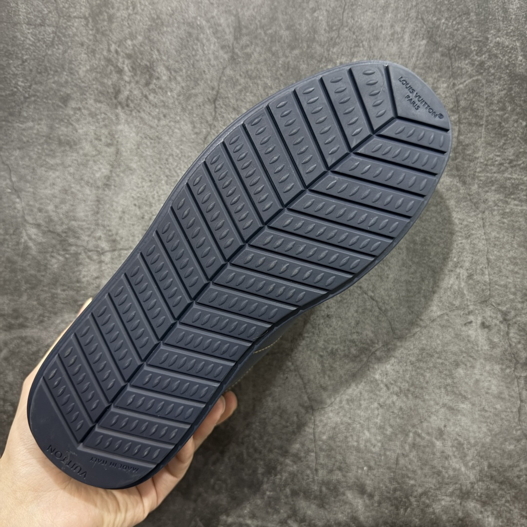 图片[9]-【YS纯原】莞产顶级 大厂出品 品控稳定 LOUIS VUITTON × NIGO 联名款 Buttersoft FW25 牛皮革 / 羊皮革 · 压纹 · 系带圆头 · 低帮 ✦ LV × Nigo 联名 FW25 最新 Buttersoft 系列 ✦ 菲董操刀设计，阿甘鞋轮廓融合面包鞋风格 ✦ 鞋型饱满但比例克制，上脚呈现慵懒高级感 ✦ 厚鞋舌＋宽鞋带结构 ✦ 鞋面采用头层牛皮＋羊皮革压纹 ✦ 皮质细腻，纹理自然，耐看耐穿 ✦ 鞋底为原版开模防滑 TPU 大底 ✦ 全系列暴力拆借 原版开发 ✦ 结构、比例与用料统一度高 尺码：35–45-选品中心