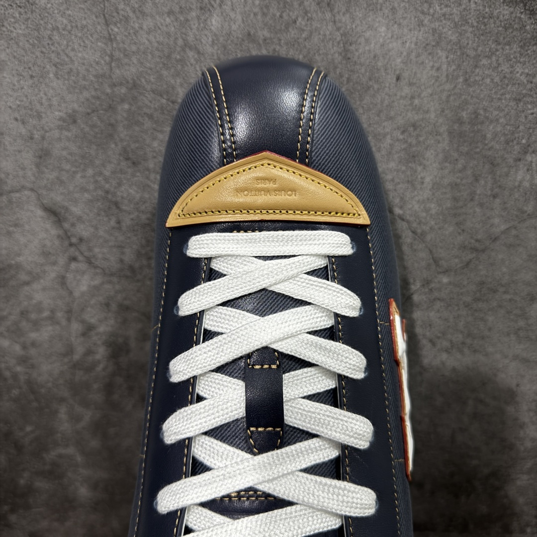 图片[5]-【YS纯原】莞产顶级 大厂出品 品控稳定 LOUIS VUITTON × NIGO 联名款 Buttersoft FW25 牛皮革 / 羊皮革 · 压纹 · 系带圆头 · 低帮 ✦ LV × Nigo 联名 FW25 最新 Buttersoft 系列 ✦ 菲董操刀设计，阿甘鞋轮廓融合面包鞋风格 ✦ 鞋型饱满但比例克制，上脚呈现慵懒高级感 ✦ 厚鞋舌＋宽鞋带结构 ✦ 鞋面采用头层牛皮＋羊皮革压纹 ✦ 皮质细腻，纹理自然，耐看耐穿 ✦ 鞋底为原版开模防滑 TPU 大底 ✦ 全系列暴力拆借 原版开发 ✦ 结构、比例与用料统一度高 尺码：35–45-选品中心