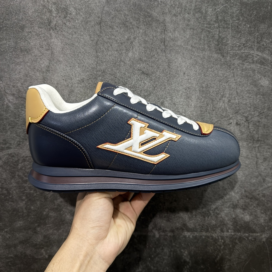 【YS纯原】莞产顶级 大厂出品 品控稳定 LOUIS VUITTON × NIGO 联名款 Buttersoft FW25 牛皮革 / 羊皮革 · 压纹 · 系带圆头 · 低帮 ✦ LV × Nigo 联名 FW25 最新 Buttersoft 系列 ✦ 菲董操刀设计，阿甘鞋轮廓融合面包鞋风格 ✦ 鞋型饱满但比例克制，上脚呈现慵懒高级感 ✦ 厚鞋舌＋宽鞋带结构 ✦ 鞋面采用头层牛皮＋羊皮革压纹 ✦ 皮质细腻，纹理自然，耐看耐穿 ✦ 鞋底为原版开模防滑 TPU 大底 ✦ 全系列暴力拆借 原版开发 ✦ 结构、比例与用料统一度高 尺码：35–45-选品中心