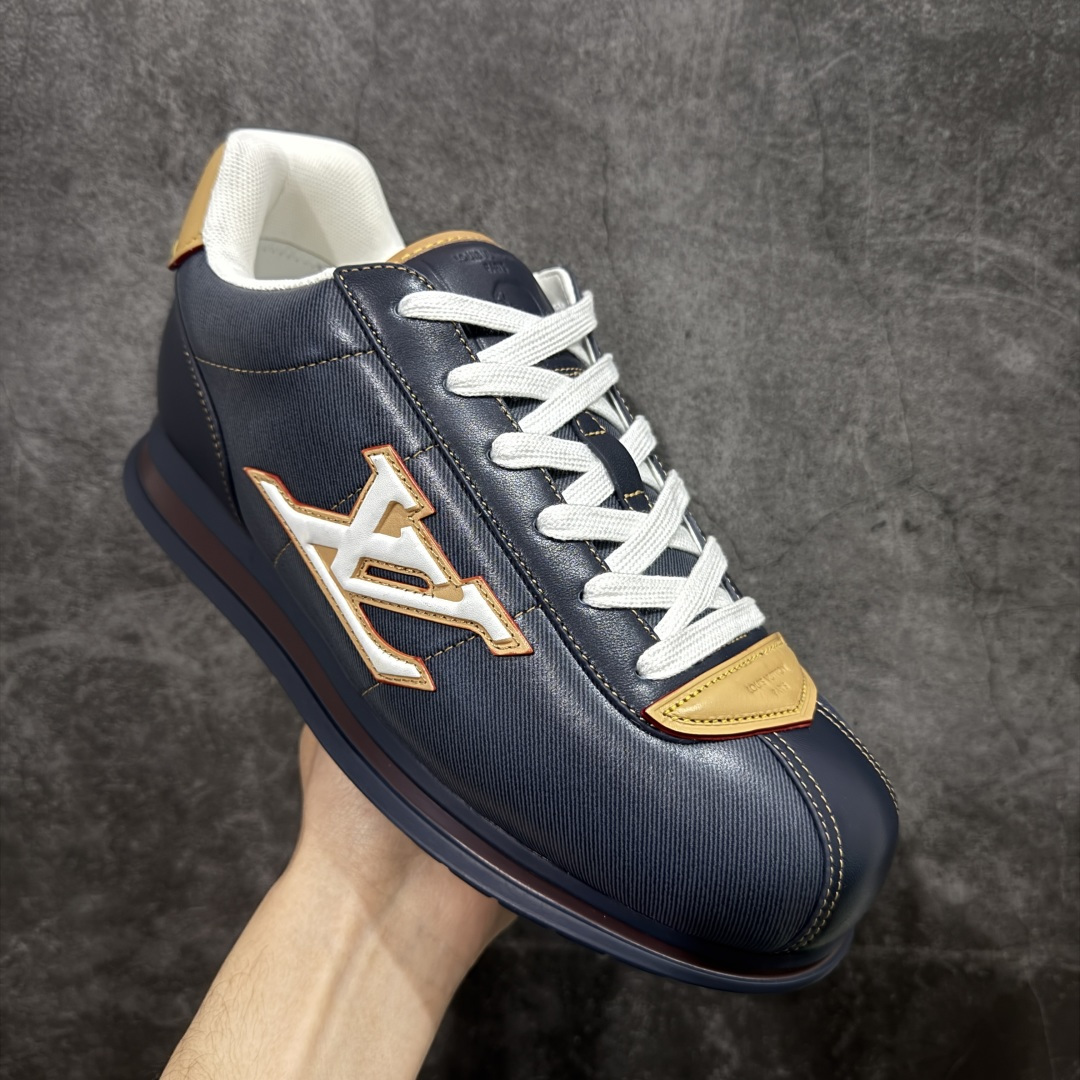 图片[3]-【YS纯原】莞产顶级 大厂出品 品控稳定 LOUIS VUITTON × NIGO 联名款 Buttersoft FW25 牛皮革 / 羊皮革 · 压纹 · 系带圆头 · 低帮 ✦ LV × Nigo 联名 FW25 最新 Buttersoft 系列 ✦ 菲董操刀设计，阿甘鞋轮廓融合面包鞋风格 ✦ 鞋型饱满但比例克制，上脚呈现慵懒高级感 ✦ 厚鞋舌＋宽鞋带结构 ✦ 鞋面采用头层牛皮＋羊皮革压纹 ✦ 皮质细腻，纹理自然，耐看耐穿 ✦ 鞋底为原版开模防滑 TPU 大底 ✦ 全系列暴力拆借 原版开发 ✦ 结构、比例与用料统一度高 尺码：35–45-选品中心