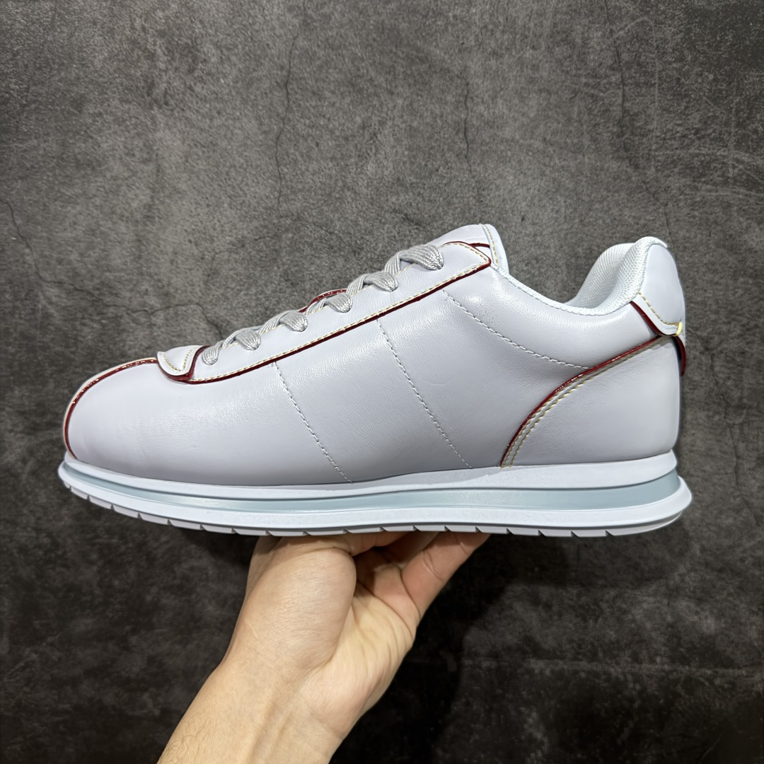 图片[2]-【YS纯原】莞产顶级 大厂出品 品控稳定 LOUIS VUITTON × NIGO 联名款 Buttersoft FW25 牛皮革 / 羊皮革 · 压纹 · 系带圆头 · 低帮 ✦ LV × Nigo 联名 FW25 最新 Buttersoft 系列 ✦ 菲董操刀设计，阿甘鞋轮廓融合面包鞋风格 ✦ 鞋型饱满但比例克制，上脚呈现慵懒高级感 ✦ 厚鞋舌＋宽鞋带结构 ✦ 鞋面采用头层牛皮＋羊皮革压纹 ✦ 皮质细腻，纹理自然，耐看耐穿 ✦ 鞋底为原版开模防滑 TPU 大底 ✦ 全系列暴力拆借 原版开发 ✦ 结构、比例与用料统一度高 尺码：35–45-选品中心