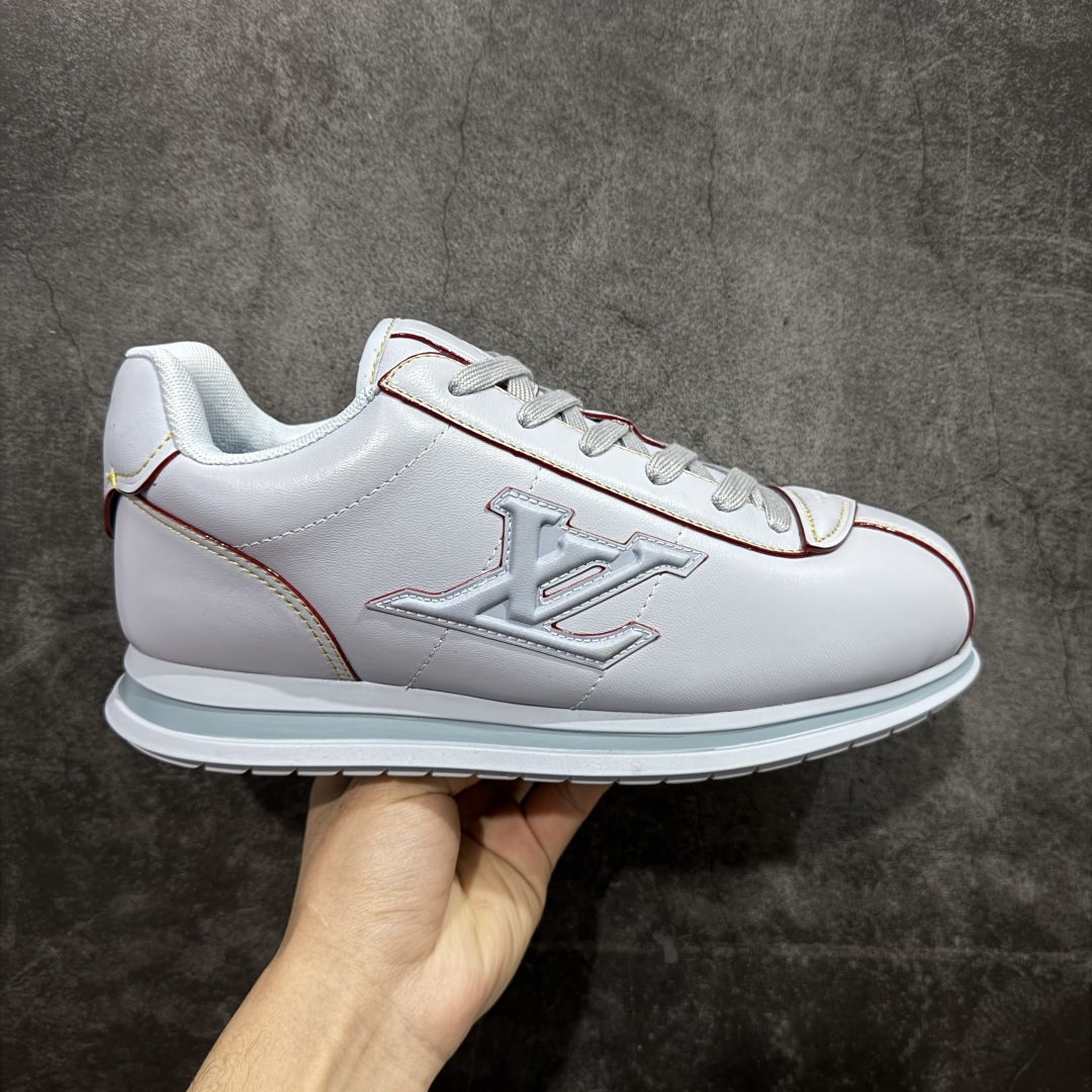 【YS纯原】莞产顶级 大厂出品 品控稳定 LOUIS VUITTON × NIGO 联名款 Buttersoft FW25 牛皮革 / 羊皮革 · 压纹 · 系带圆头 · 低帮 ✦ LV × Nigo 联名 FW25 最新 Buttersoft 系列 ✦ 菲董操刀设计，阿甘鞋轮廓融合面包鞋风格 ✦ 鞋型饱满但比例克制，上脚呈现慵懒高级感 ✦ 厚鞋舌＋宽鞋带结构 ✦ 鞋面采用头层牛皮＋羊皮革压纹 ✦ 皮质细腻，纹理自然，耐看耐穿 ✦ 鞋底为原版开模防滑 TPU 大底 ✦ 全系列暴力拆借 原版开发 ✦ 结构、比例与用料统一度高 尺码：35–45-选品中心