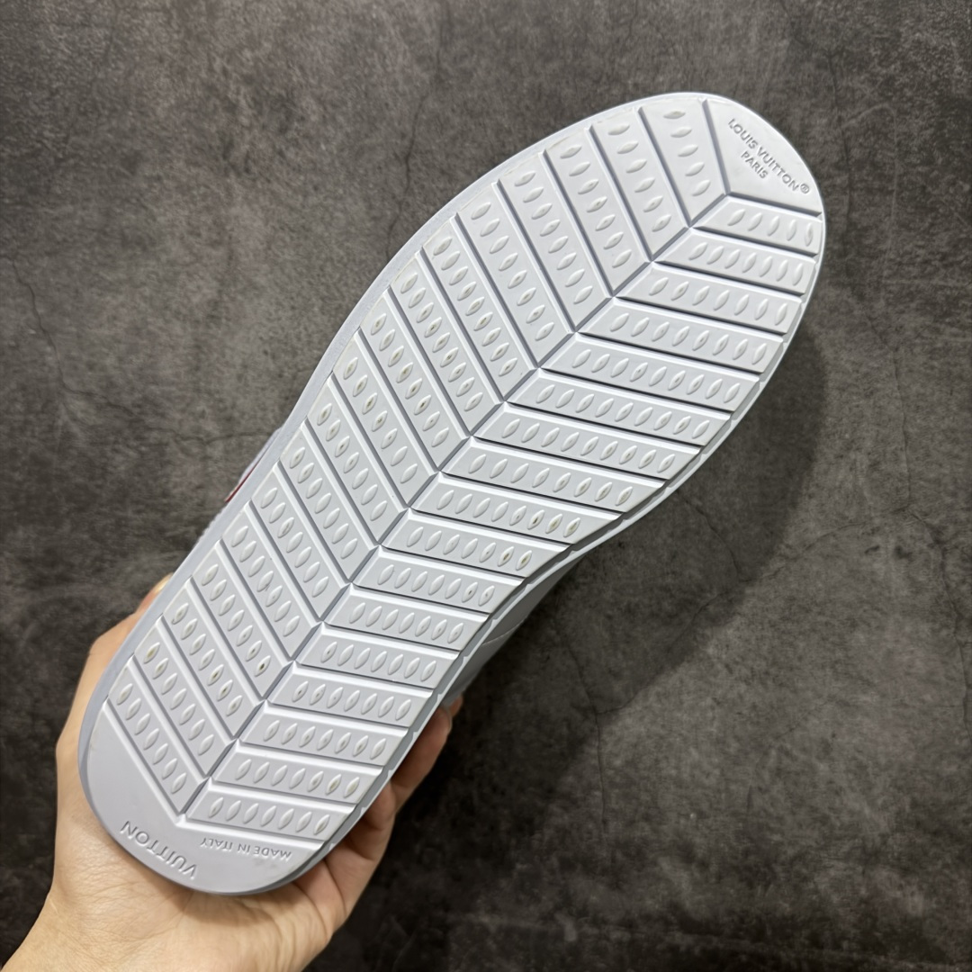 图片[9]-【YS纯原】莞产顶级 大厂出品 品控稳定 LOUIS VUITTON × NIGO 联名款 Buttersoft FW25 牛皮革 / 羊皮革 · 压纹 · 系带圆头 · 低帮 ✦ LV × Nigo 联名 FW25 最新 Buttersoft 系列 ✦ 菲董操刀设计，阿甘鞋轮廓融合面包鞋风格 ✦ 鞋型饱满但比例克制，上脚呈现慵懒高级感 ✦ 厚鞋舌＋宽鞋带结构 ✦ 鞋面采用头层牛皮＋羊皮革压纹 ✦ 皮质细腻，纹理自然，耐看耐穿 ✦ 鞋底为原版开模防滑 TPU 大底 ✦ 全系列暴力拆借 原版开发 ✦ 结构、比例与用料统一度高 尺码：35–45-选品中心