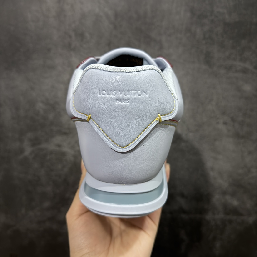 图片[4]-【YS纯原】莞产顶级 大厂出品 品控稳定 LOUIS VUITTON × NIGO 联名款 Buttersoft FW25 牛皮革 / 羊皮革 · 压纹 · 系带圆头 · 低帮 ✦ LV × Nigo 联名 FW25 最新 Buttersoft 系列 ✦ 菲董操刀设计，阿甘鞋轮廓融合面包鞋风格 ✦ 鞋型饱满但比例克制，上脚呈现慵懒高级感 ✦ 厚鞋舌＋宽鞋带结构 ✦ 鞋面采用头层牛皮＋羊皮革压纹 ✦ 皮质细腻，纹理自然，耐看耐穿 ✦ 鞋底为原版开模防滑 TPU 大底 ✦ 全系列暴力拆借 原版开发 ✦ 结构、比例与用料统一度高 尺码：35–45-选品中心