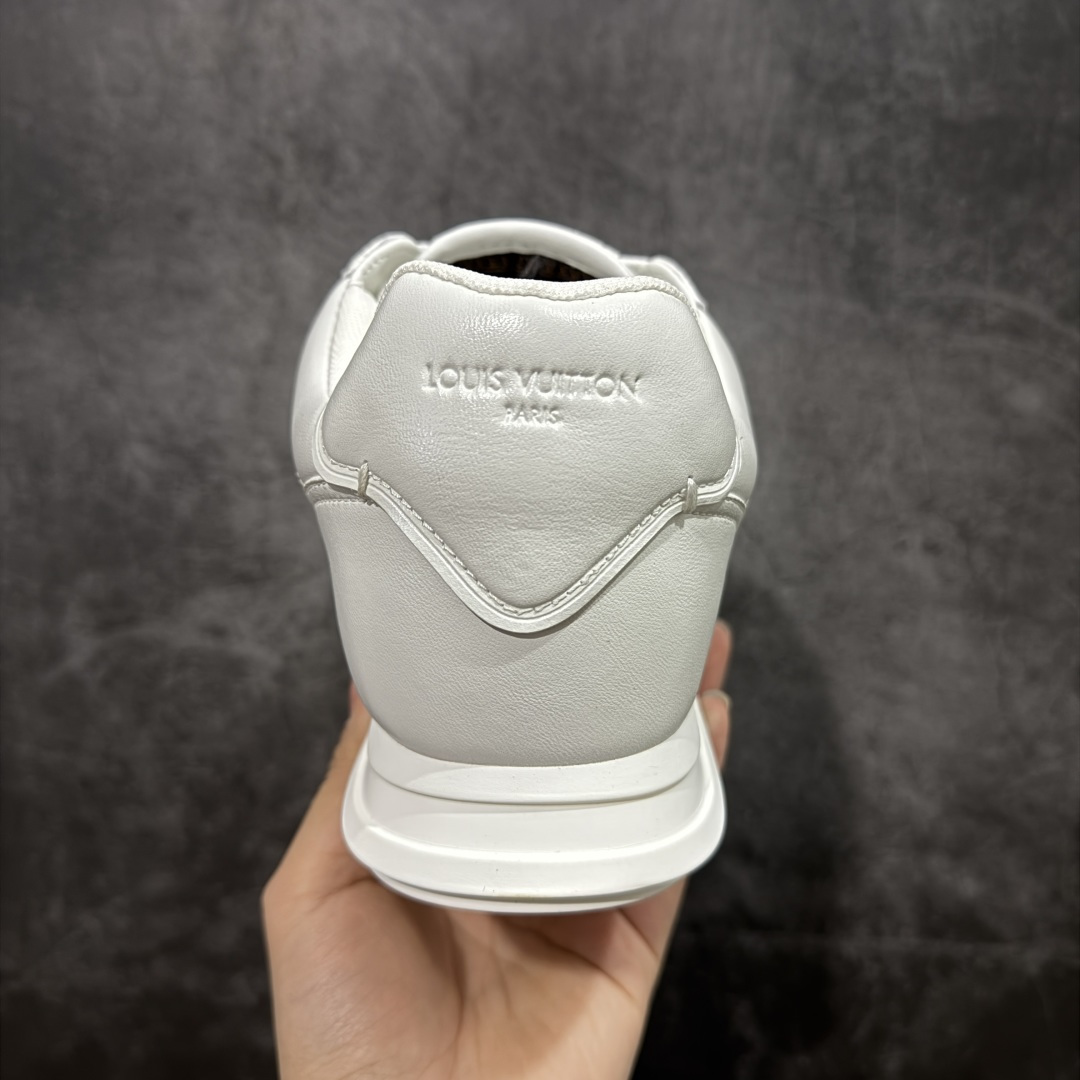 图片[4]-【YS纯原】莞产顶级 大厂出品 品控稳定 LOUIS VUITTON × NIGO 联名款 Buttersoft FW25 牛皮革 / 羊皮革 · 压纹 · 系带圆头 · 低帮 ✦ LV × Nigo 联名 FW25 最新 Buttersoft 系列 ✦ 菲董操刀设计，阿甘鞋轮廓融合面包鞋风格 ✦ 鞋型饱满但比例克制，上脚呈现慵懒高级感 ✦ 厚鞋舌＋宽鞋带结构 ✦ 鞋面采用头层牛皮＋羊皮革压纹 ✦ 皮质细腻，纹理自然，耐看耐穿 ✦ 鞋底为原版开模防滑 TPU 大底 ✦ 全系列暴力拆借 原版开发 ✦ 结构、比例与用料统一度高 尺码：35–45-选品中心