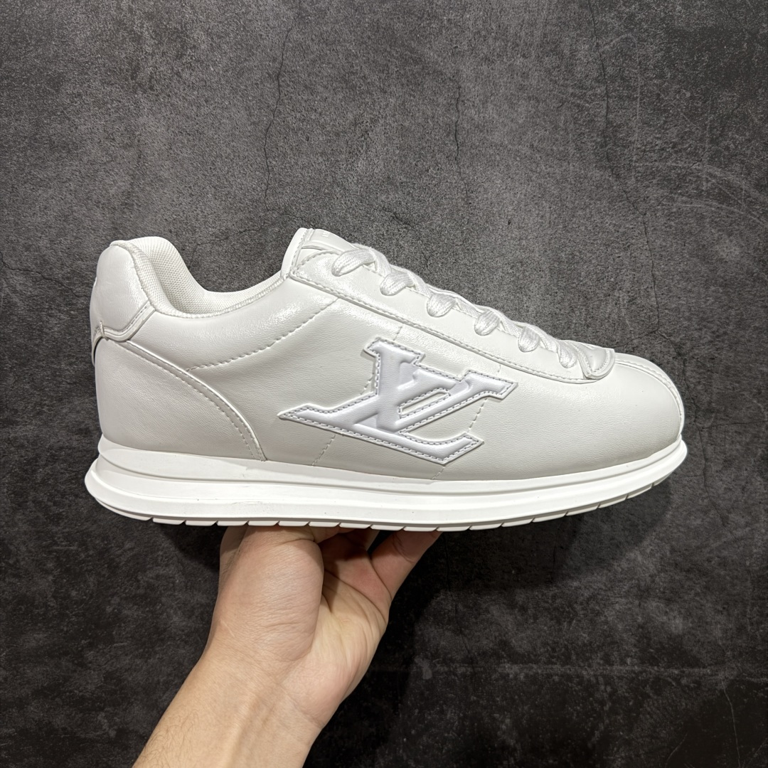 【YS纯原】莞产顶级 大厂出品 品控稳定 LOUIS VUITTON × NIGO 联名款 Buttersoft FW25 牛皮革 / 羊皮革 · 压纹 · 系带圆头 · 低帮 ✦ LV × Nigo 联名 FW25 最新 Buttersoft 系列 ✦ 菲董操刀设计，阿甘鞋轮廓融合面包鞋风格 ✦ 鞋型饱满但比例克制，上脚呈现慵懒高级感 ✦ 厚鞋舌＋宽鞋带结构 ✦ 鞋面采用头层牛皮＋羊皮革压纹 ✦ 皮质细腻，纹理自然，耐看耐穿 ✦ 鞋底为原版开模防滑 TPU 大底 ✦ 全系列暴力拆借 原版开发 ✦ 结构、比例与用料统一度高 尺码：35–45-选品中心