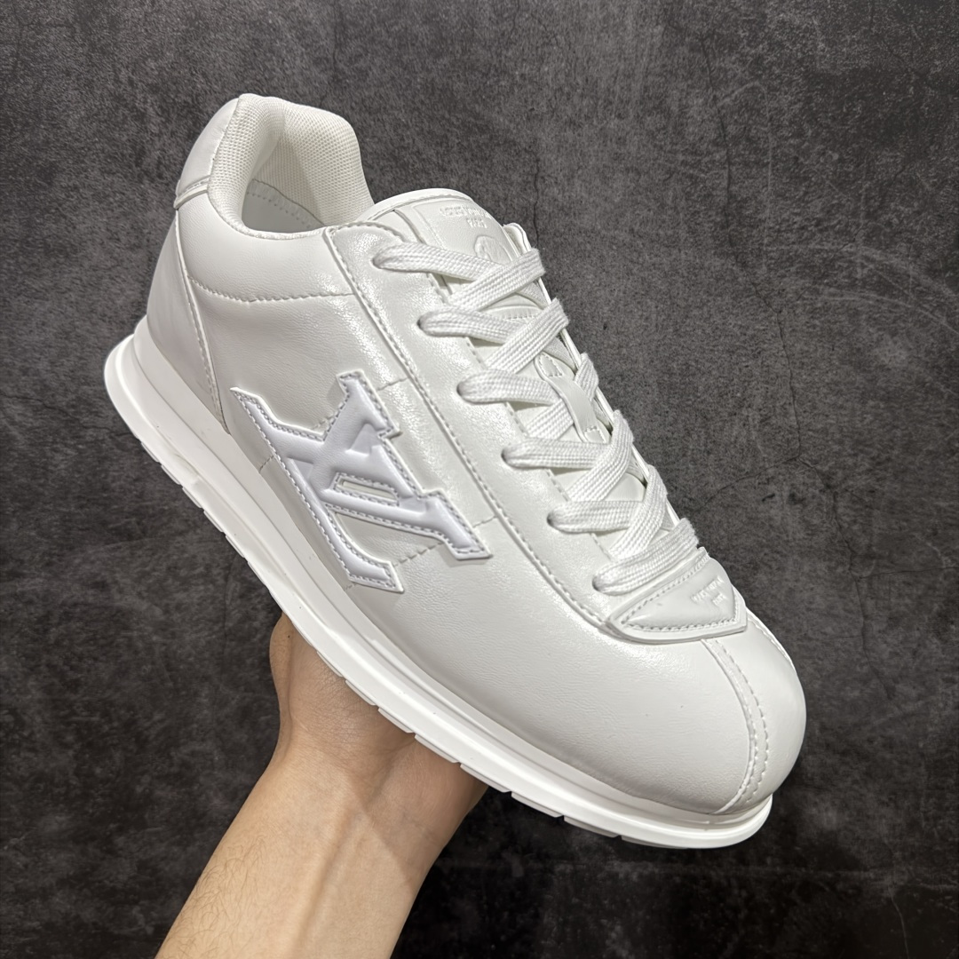 图片[3]-【YS纯原】莞产顶级 大厂出品 品控稳定 LOUIS VUITTON × NIGO 联名款 Buttersoft FW25 牛皮革 / 羊皮革 · 压纹 · 系带圆头 · 低帮 ✦ LV × Nigo 联名 FW25 最新 Buttersoft 系列 ✦ 菲董操刀设计，阿甘鞋轮廓融合面包鞋风格 ✦ 鞋型饱满但比例克制，上脚呈现慵懒高级感 ✦ 厚鞋舌＋宽鞋带结构 ✦ 鞋面采用头层牛皮＋羊皮革压纹 ✦ 皮质细腻，纹理自然，耐看耐穿 ✦ 鞋底为原版开模防滑 TPU 大底 ✦ 全系列暴力拆借 原版开发 ✦ 结构、比例与用料统一度高 尺码：35–45-选品中心