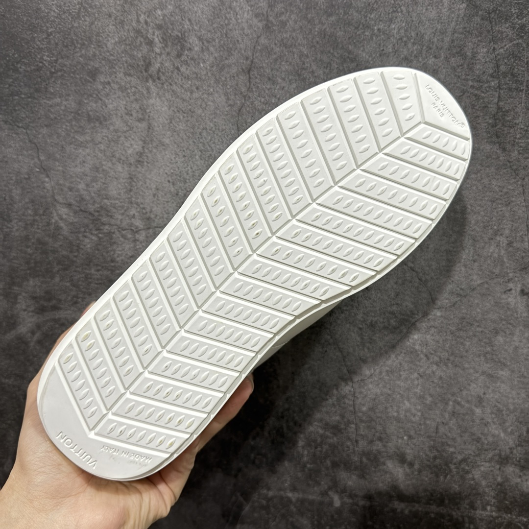 图片[9]-【YS纯原】莞产顶级 大厂出品 品控稳定 LOUIS VUITTON × NIGO 联名款 Buttersoft FW25 牛皮革 / 羊皮革 · 压纹 · 系带圆头 · 低帮 ✦ LV × Nigo 联名 FW25 最新 Buttersoft 系列 ✦ 菲董操刀设计，阿甘鞋轮廓融合面包鞋风格 ✦ 鞋型饱满但比例克制，上脚呈现慵懒高级感 ✦ 厚鞋舌＋宽鞋带结构 ✦ 鞋面采用头层牛皮＋羊皮革压纹 ✦ 皮质细腻，纹理自然，耐看耐穿 ✦ 鞋底为原版开模防滑 TPU 大底 ✦ 全系列暴力拆借 原版开发 ✦ 结构、比例与用料统一度高 尺码：35–45-选品中心