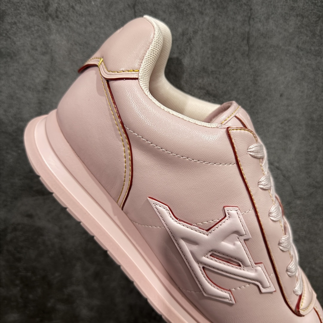 图片[7]-【YS纯原】莞产顶级 大厂出品 品控稳定 LOUIS VUITTON × NIGO 联名款 Buttersoft FW25 牛皮革 / 羊皮革 · 压纹 · 系带圆头 · 低帮 ✦ LV × Nigo 联名 FW25 最新 Buttersoft 系列 ✦ 菲董操刀设计，阿甘鞋轮廓融合面包鞋风格 ✦ 鞋型饱满但比例克制，上脚呈现慵懒高级感 ✦ 厚鞋舌＋宽鞋带结构 ✦ 鞋面采用头层牛皮＋羊皮革压纹 ✦ 皮质细腻，纹理自然，耐看耐穿 ✦ 鞋底为原版开模防滑 TPU 大底 ✦ 全系列暴力拆借 原版开发 ✦ 结构、比例与用料统一度高 尺码：35–45-选品中心