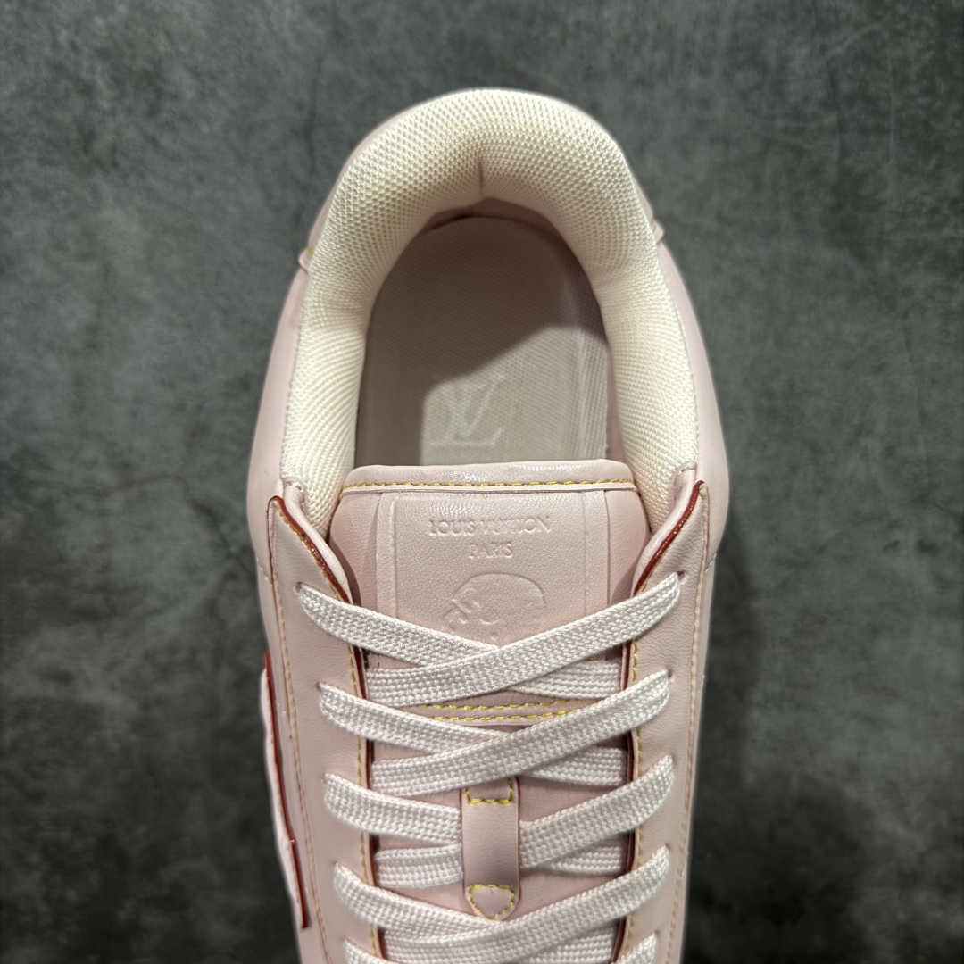 图片[8]-【YS纯原】莞产顶级 大厂出品 品控稳定 LOUIS VUITTON × NIGO 联名款 Buttersoft FW25 牛皮革 / 羊皮革 · 压纹 · 系带圆头 · 低帮 ✦ LV × Nigo 联名 FW25 最新 Buttersoft 系列 ✦ 菲董操刀设计，阿甘鞋轮廓融合面包鞋风格 ✦ 鞋型饱满但比例克制，上脚呈现慵懒高级感 ✦ 厚鞋舌＋宽鞋带结构 ✦ 鞋面采用头层牛皮＋羊皮革压纹 ✦ 皮质细腻，纹理自然，耐看耐穿 ✦ 鞋底为原版开模防滑 TPU 大底 ✦ 全系列暴力拆借 原版开发 ✦ 结构、比例与用料统一度高 尺码：35–45-选品中心