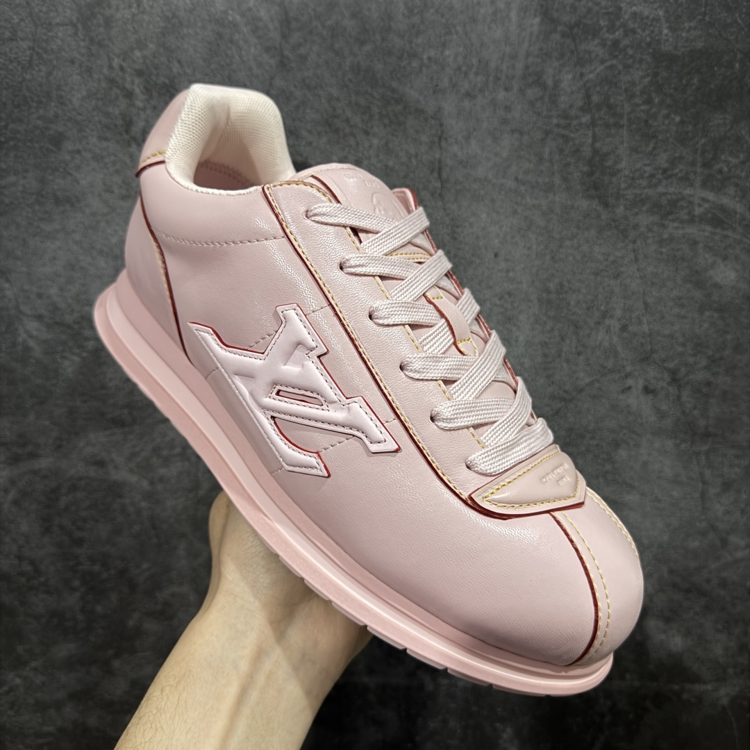 图片[3]-【YS纯原】莞产顶级 大厂出品 品控稳定 LOUIS VUITTON × NIGO 联名款 Buttersoft FW25 牛皮革 / 羊皮革 · 压纹 · 系带圆头 · 低帮 ✦ LV × Nigo 联名 FW25 最新 Buttersoft 系列 ✦ 菲董操刀设计，阿甘鞋轮廓融合面包鞋风格 ✦ 鞋型饱满但比例克制，上脚呈现慵懒高级感 ✦ 厚鞋舌＋宽鞋带结构 ✦ 鞋面采用头层牛皮＋羊皮革压纹 ✦ 皮质细腻，纹理自然，耐看耐穿 ✦ 鞋底为原版开模防滑 TPU 大底 ✦ 全系列暴力拆借 原版开发 ✦ 结构、比例与用料统一度高 尺码：35–45-选品中心