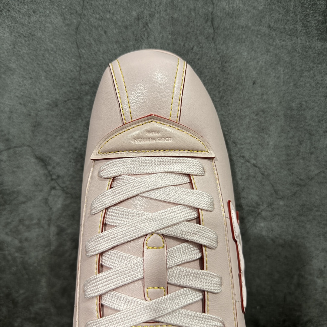 图片[5]-【YS纯原】莞产顶级 大厂出品 品控稳定 LOUIS VUITTON × NIGO 联名款 Buttersoft FW25 牛皮革 / 羊皮革 · 压纹 · 系带圆头 · 低帮 ✦ LV × Nigo 联名 FW25 最新 Buttersoft 系列 ✦ 菲董操刀设计，阿甘鞋轮廓融合面包鞋风格 ✦ 鞋型饱满但比例克制，上脚呈现慵懒高级感 ✦ 厚鞋舌＋宽鞋带结构 ✦ 鞋面采用头层牛皮＋羊皮革压纹 ✦ 皮质细腻，纹理自然，耐看耐穿 ✦ 鞋底为原版开模防滑 TPU 大底 ✦ 全系列暴力拆借 原版开发 ✦ 结构、比例与用料统一度高 尺码：35–45-选品中心