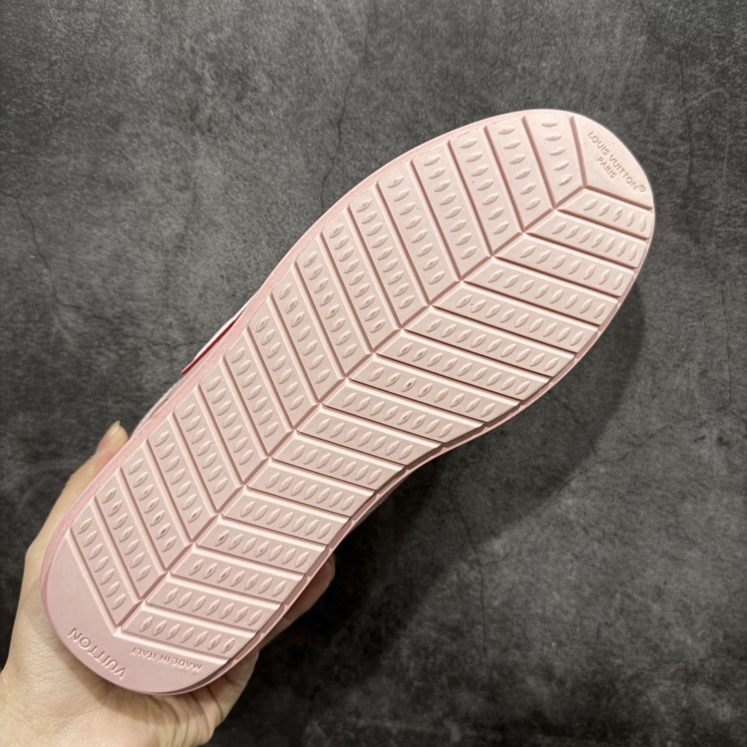 图片[9]-【YS纯原】莞产顶级 大厂出品 品控稳定 LOUIS VUITTON × NIGO 联名款 Buttersoft FW25 牛皮革 / 羊皮革 · 压纹 · 系带圆头 · 低帮 ✦ LV × Nigo 联名 FW25 最新 Buttersoft 系列 ✦ 菲董操刀设计，阿甘鞋轮廓融合面包鞋风格 ✦ 鞋型饱满但比例克制，上脚呈现慵懒高级感 ✦ 厚鞋舌＋宽鞋带结构 ✦ 鞋面采用头层牛皮＋羊皮革压纹 ✦ 皮质细腻，纹理自然，耐看耐穿 ✦ 鞋底为原版开模防滑 TPU 大底 ✦ 全系列暴力拆借 原版开发 ✦ 结构、比例与用料统一度高 尺码：35–45-选品中心