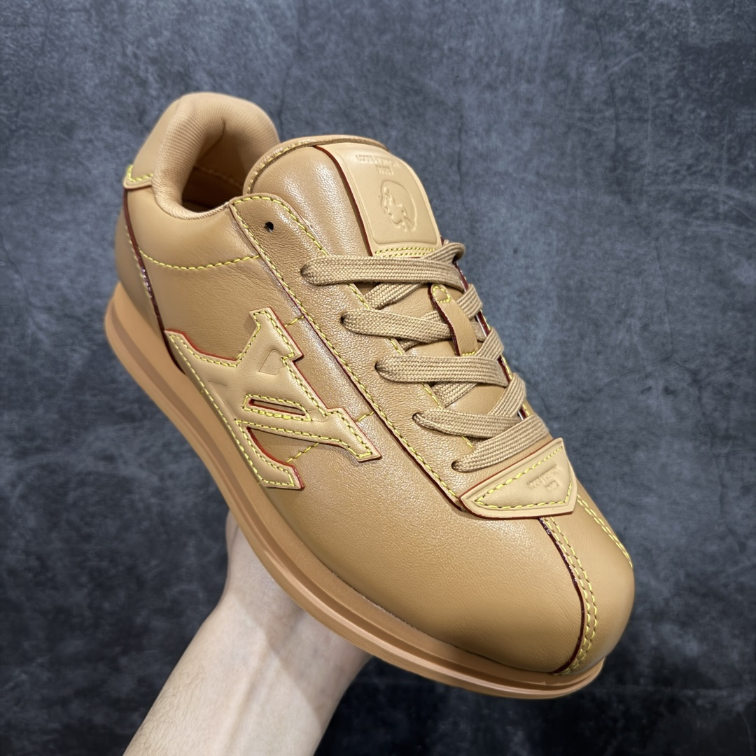 图片[3]-【YS纯原】莞产顶级 大厂出品 品控稳定 LOUIS VUITTON × NIGO 联名款 Buttersoft FW25 牛皮革 / 羊皮革 · 压纹 · 系带圆头 · 低帮 ✦ LV × Nigo 联名 FW25 最新 Buttersoft 系列 ✦ 菲董操刀设计，阿甘鞋轮廓融合面包鞋风格 ✦ 鞋型饱满但比例克制，上脚呈现慵懒高级感 ✦ 厚鞋舌＋宽鞋带结构 ✦ 鞋面采用头层牛皮＋羊皮革压纹 ✦ 皮质细腻，纹理自然，耐看耐穿 ✦ 鞋底为原版开模防滑 TPU 大底 ✦ 全系列暴力拆借 原版开发 ✦ 结构、比例与用料统一度高 尺码：35–45-选品中心