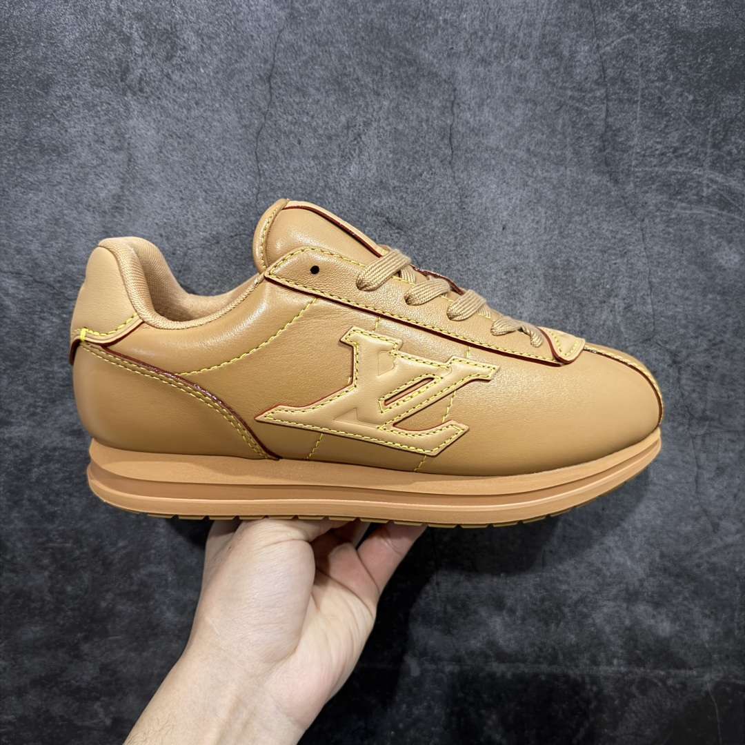 【YS纯原】莞产顶级 大厂出品 品控稳定 LOUIS VUITTON × NIGO 联名款 Buttersoft FW25 牛皮革 / 羊皮革 · 压纹 · 系带圆头 · 低帮 ✦ LV × Nigo 联名 FW25 最新 Buttersoft 系列 ✦ 菲董操刀设计，阿甘鞋轮廓融合面包鞋风格 ✦ 鞋型饱满但比例克制，上脚呈现慵懒高级感 ✦ 厚鞋舌＋宽鞋带结构 ✦ 鞋面采用头层牛皮＋羊皮革压纹 ✦ 皮质细腻，纹理自然，耐看耐穿 ✦ 鞋底为原版开模防滑 TPU 大底 ✦ 全系列暴力拆借 原版开发 ✦ 结构、比例与用料统一度高 尺码：35–45-选品中心